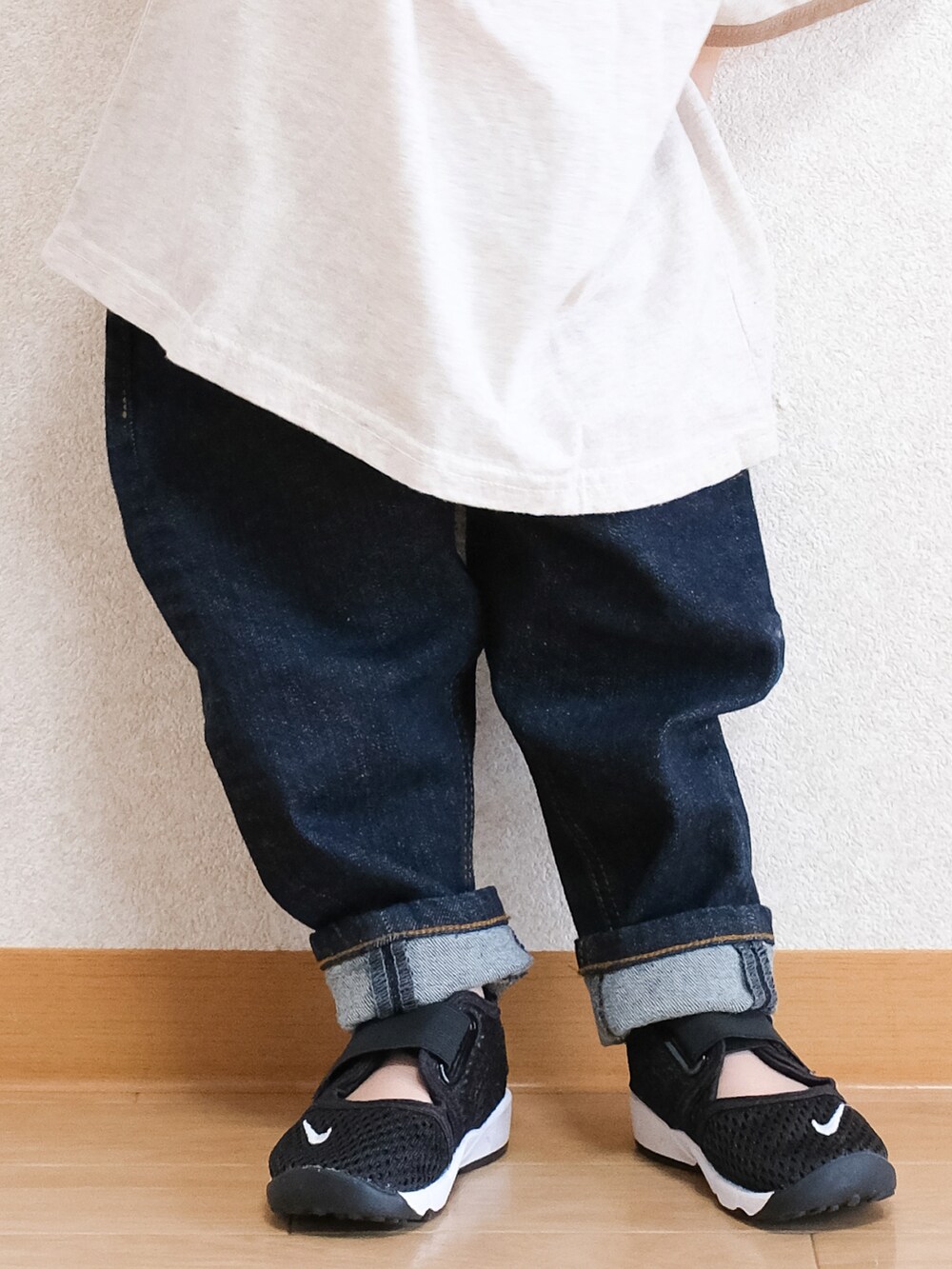 「Tシャツコーデ、オーバーサイズ、韓国子供服、キャップ、デニム、デニムパンツ、ジーンズ、マーキーズ、markey's、サンダル、エアリフト、NIKE、夏コーデ、キッズコーデ、キッズファッション」｜「MARKEY'Sのアイテム（デニムパンツ、ブルー系）」を使った、ITSUKIさん（キッズ・80cm）の夏コーディネートの2枚目の写真