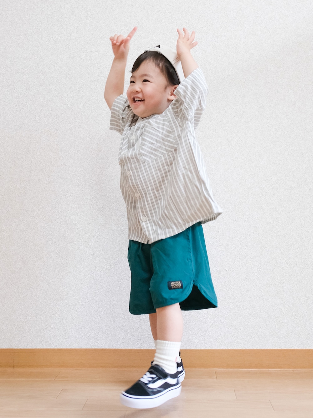 「夏コーデ、男の子、むすこーで、1歳、プチプラコーデ、ハーフパンツ、シャツスタイル、ストライプシャツ、グリーン、VANS、キャップ、帽子、キッズファッション」｜「Birthdayのアイテム（シャツ/ブラウス、グレー系）」を使った、ITSUKIさん（キッズ・80cm）の夏コーディネートの4枚目の写真