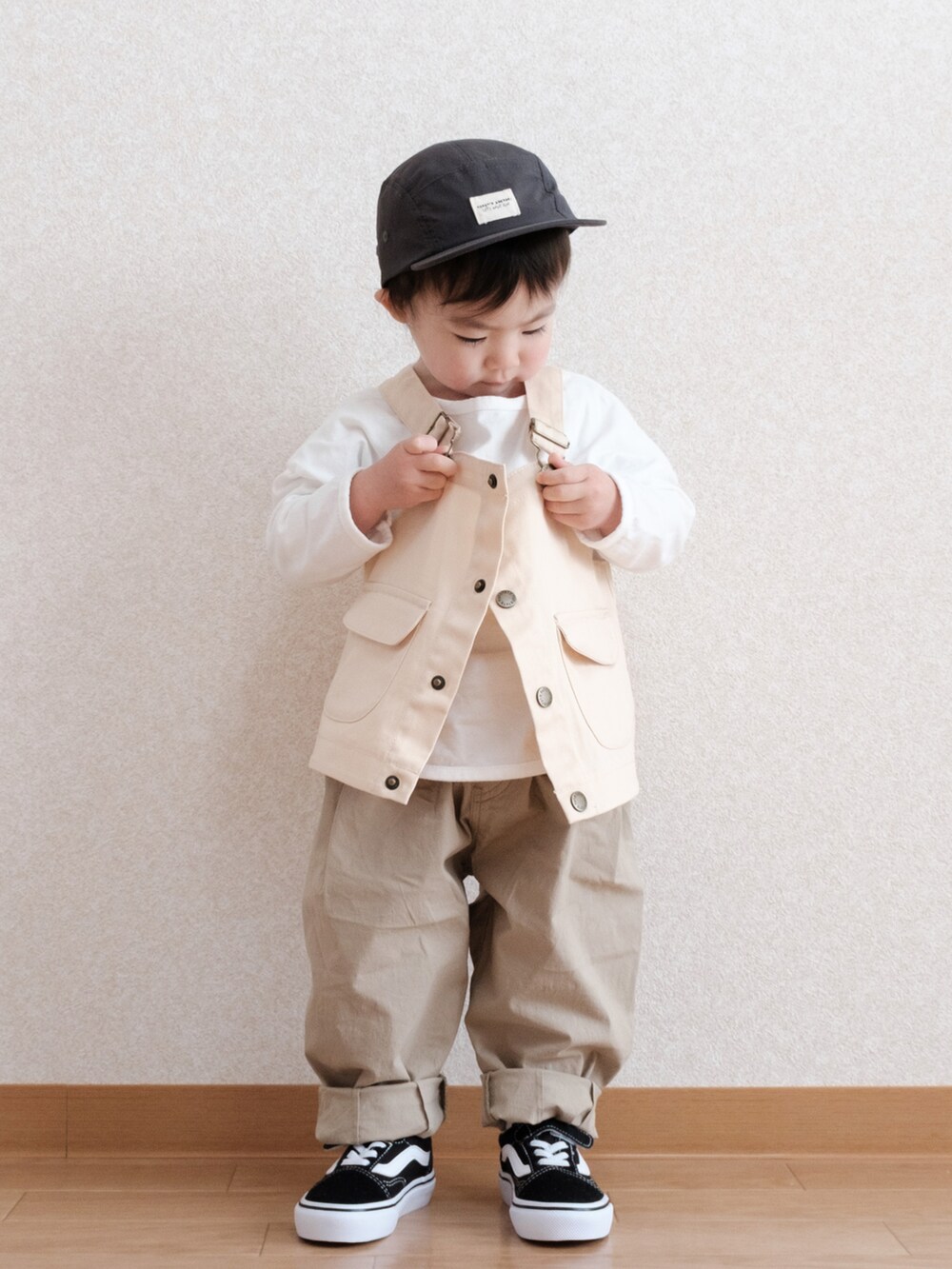 「春服、春コーデ、フィッシングベスト、ベスト、キャップ、チノパン、スニーカー、VANS、オールドスクール、BEAMS、こどもビームス、バースデイ」｜「H&Mのアイテム（キャップ、ブラック系）」を使った、ITSUKIさん（キッズ・80cm）の春コーディネートの3枚目の写真