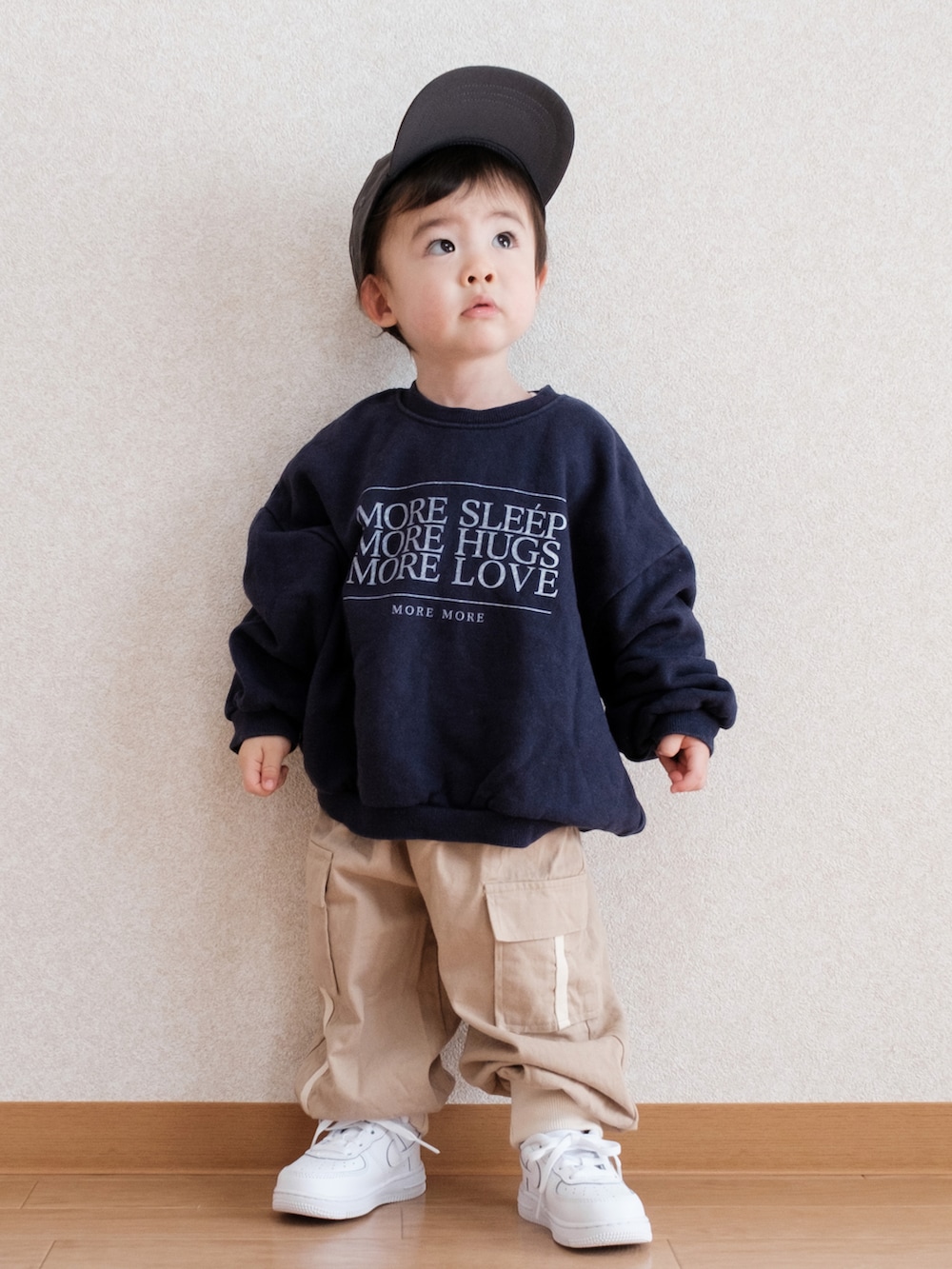 「キッズコーデ、春コーデ、キャップ、男の子コーデ、ストリート、スウェット、ゆるコーデ、ビッグシルエット、カーゴパンツ、スニーカー、スニーカーコーデ、エアフォースワン、ナイキスニーカー、1歳6ヶ月、白スニーカー」｜「digreenのアイテム（スウェット、ブルー系）」を使った、ITSUKIさん（キッズ・80cm）の春コーディネートの3枚目の写真