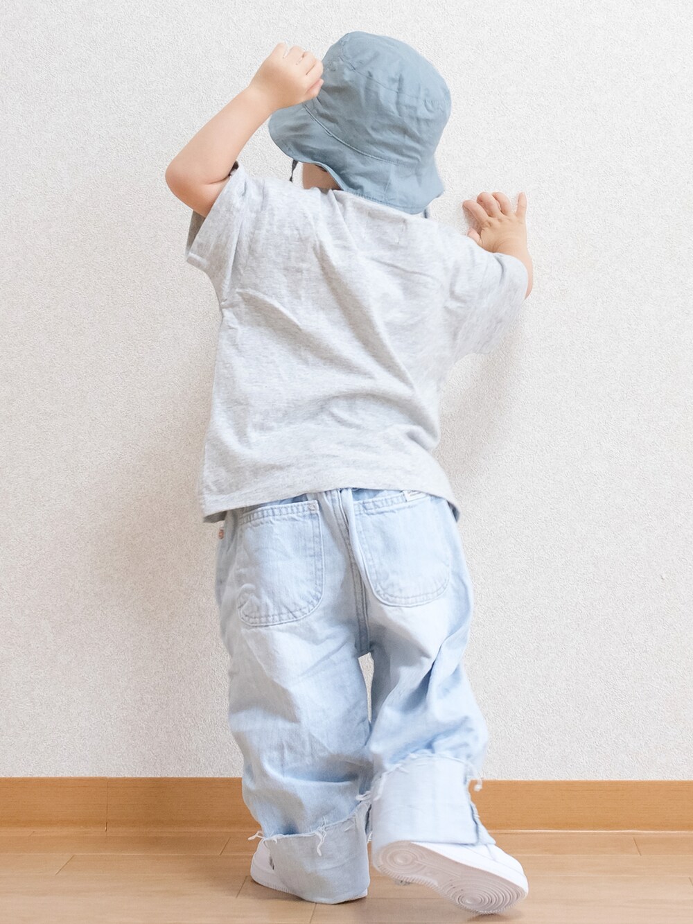 「夏コーデ、1歳、男の子、デニム、むすこーで、キッズファッション、バケットハット、ワイドデニム、プリントT、NIKE、スニーカー、マーキーズ(MARKEY'S)、マーキーズ」｜「韓国子ども服のアイテム（デニムパンツ、ブルー系）」を使った、ITSUKIさん（キッズ・80cm）の夏コーディネートの5枚目の写真