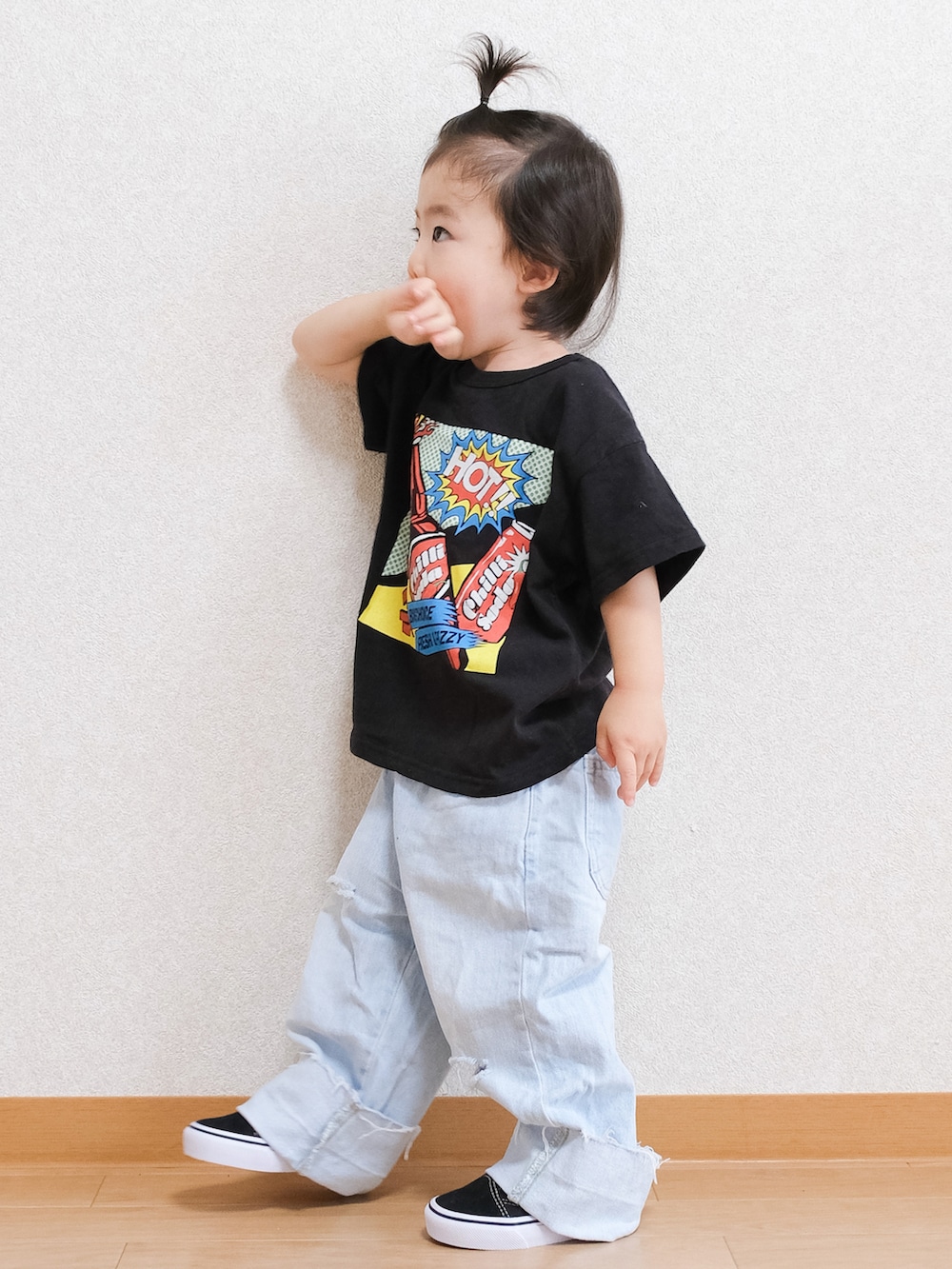 「Tシャツコーデ、黒Tシャツ、プリントT、デニム、デニムパンツ、ダメージデニムパンツ、オーバーサイズ、ストリート、ストリートコーデ、ストリートMIX、オールドスクール、VANS、キッズコーデ、キッズファッション」｜「MARKEY'Sのアイテム（Tシャツ/カットソー、ブラック系）」を使った、ITSUKIさん（キッズ・80cm）の夏コーディネートの2枚目の写真