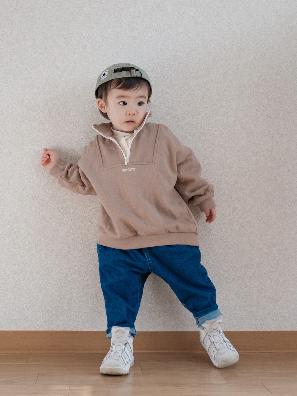 ベージュ系のスウェット、ブルー系のデニムパンツ、ホワイト系のスニーカーを着用したキッズの春コーディネートの3枚目の写真