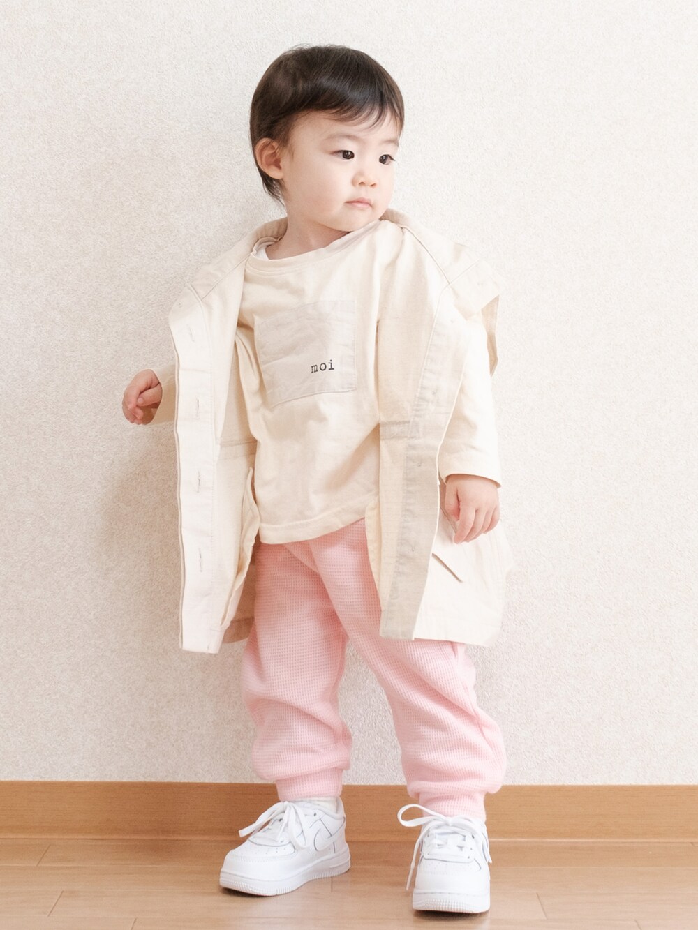 「休日コーデ、カジュアル、春夏コーデ、春コーデ、ジレ、ベスト、シンプルコーデ、ピンク、スウェット、NIKE、1歳、男の子、男の子コーデ」｜「CIAOPANIC TYPYの【KIDS】リップストップスタンドベスト（ベスト、ホワイト系）」を使った、ITSUKIさん（キッズ・80cm）の春コーディネートの3枚目の写真