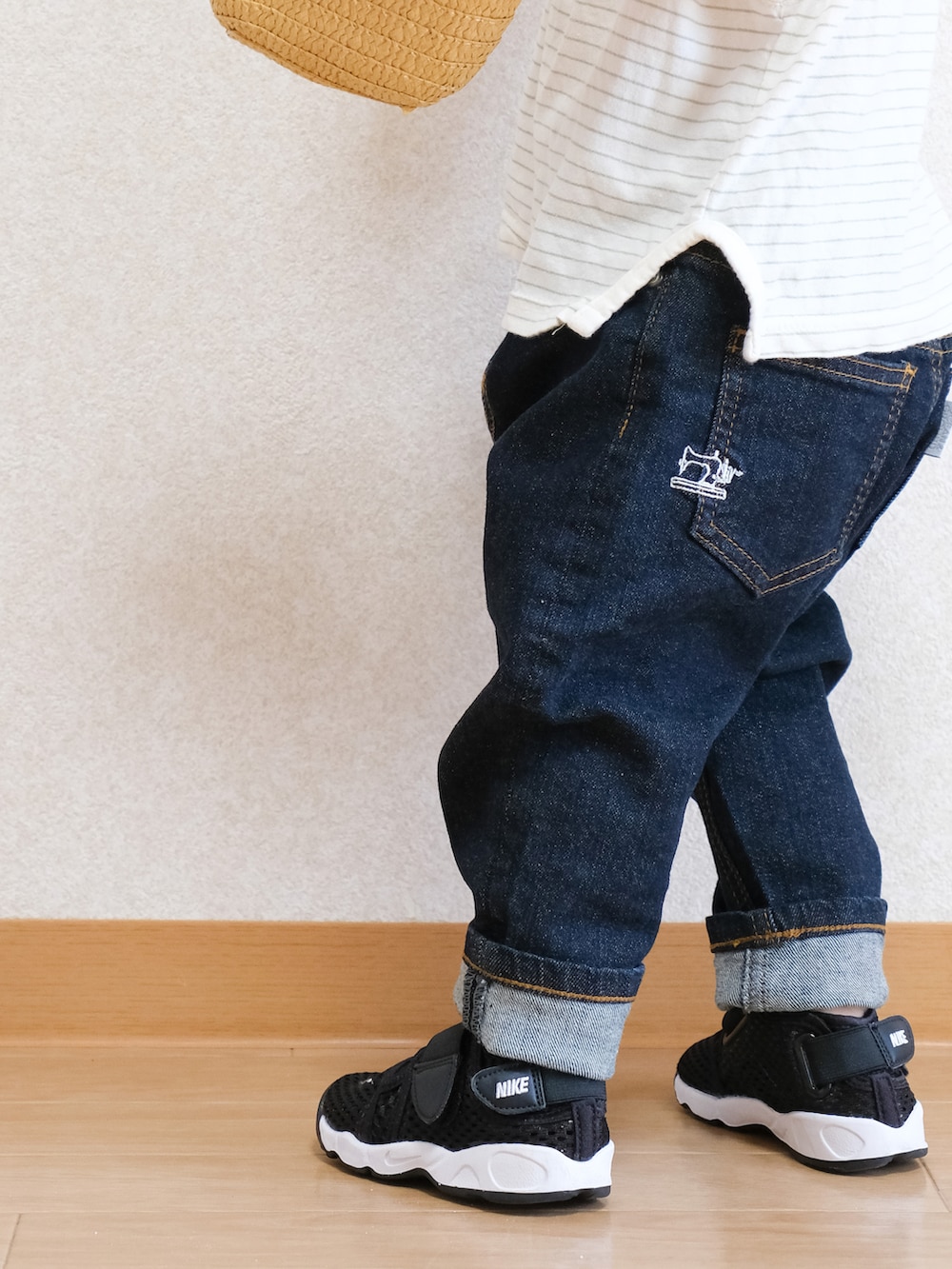 「お出かけコーデ、キッズコーデ、キャップ、タンクトップ、バースデイ、デニム、デニムパンツ、マーキーズ、サンダル、エアリフト、NIKE、1歳、男の子コーデ」｜「MARKEY'Sのアイテム（デニムパンツ、ブルー系）」を使った、ITSUKIさん（キッズ・80cm）の夏コーディネートの2枚目の写真