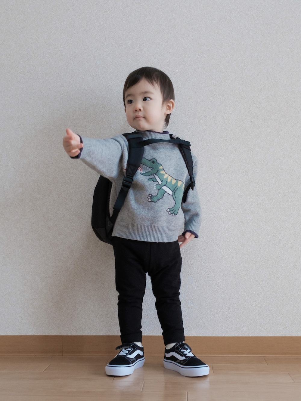 グレー系のニット/セーター、ブラック系のバックパック/リュック、ブラック系のスウェットパンツを着用したキッズの春コーディネートの3枚目の写真