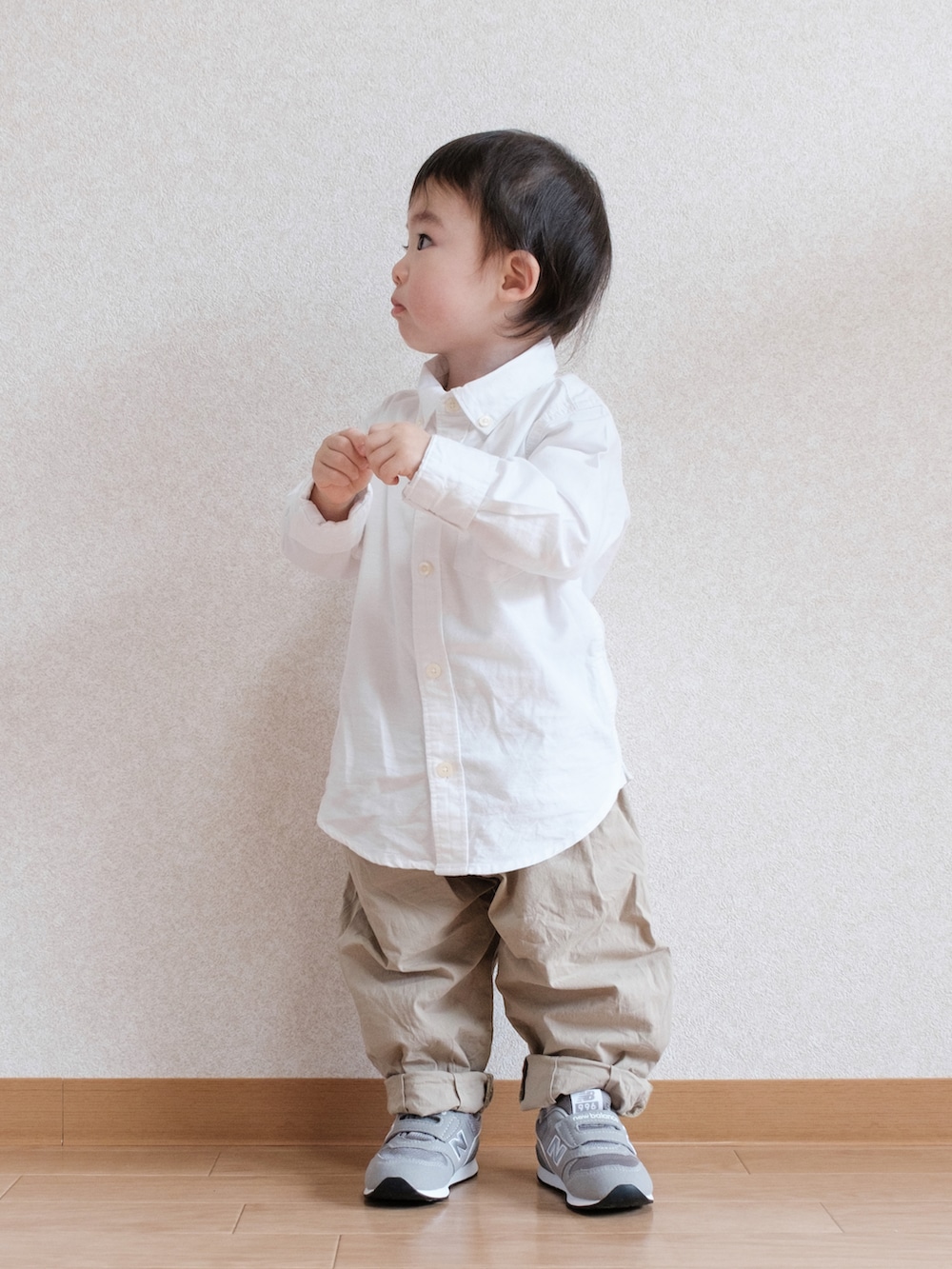 「白シャツ、シャツスタイル、babygap、GAP、チノパン、BEAMS、こどもビームス、ニューバランス、スニーカー、むすこーで」｜「babyGAPのアイテム（シャツ/ブラウス、ホワイト系）」を使った、ITSUKIさん（キッズ・80cm）の春コーディネートの2枚目の写真