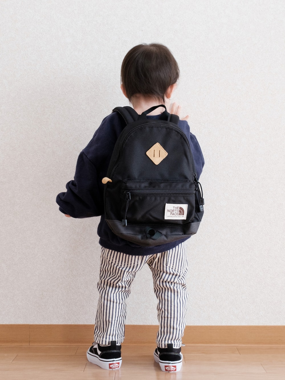 「春服みてみて、スウェット、ビッグシルエット、ゆるコーデ、韓国子供服、ストライプ、ストライプパンツ、スニーカー、スニーカーコーデ、オールドスクール、VANS、リュック、ノースフェイス、1歳、ロゴスウェット」｜「digreenのアイテム（スウェット、ブルー系）」を使った、ITSUKIさん（キッズ・80cm）の春コーディネートの3枚目の写真