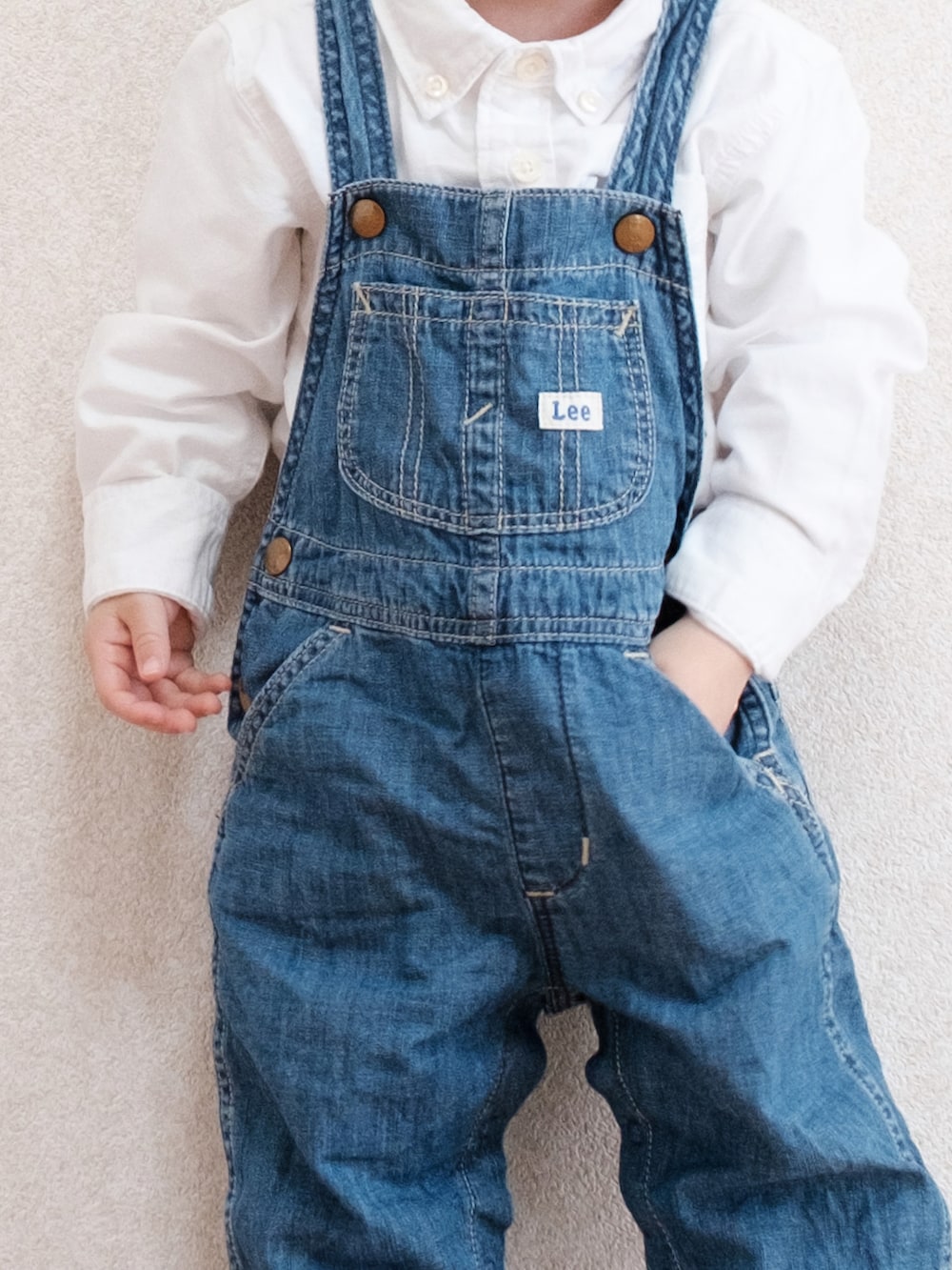 「キッズファッション、キッズコーデ、男の子コーデ、1歳、オーバーオール、サロペット、デニム、デニムコーデ、デニムサロペット、LEE、GAP、NIKE、白スニーカー、カジュアルコーデ」｜「SHEINのアイテム（キャップ、ブルー系）」を使った、ITSUKIさん（キッズ・80cm）の春コーディネートの3枚目の写真
