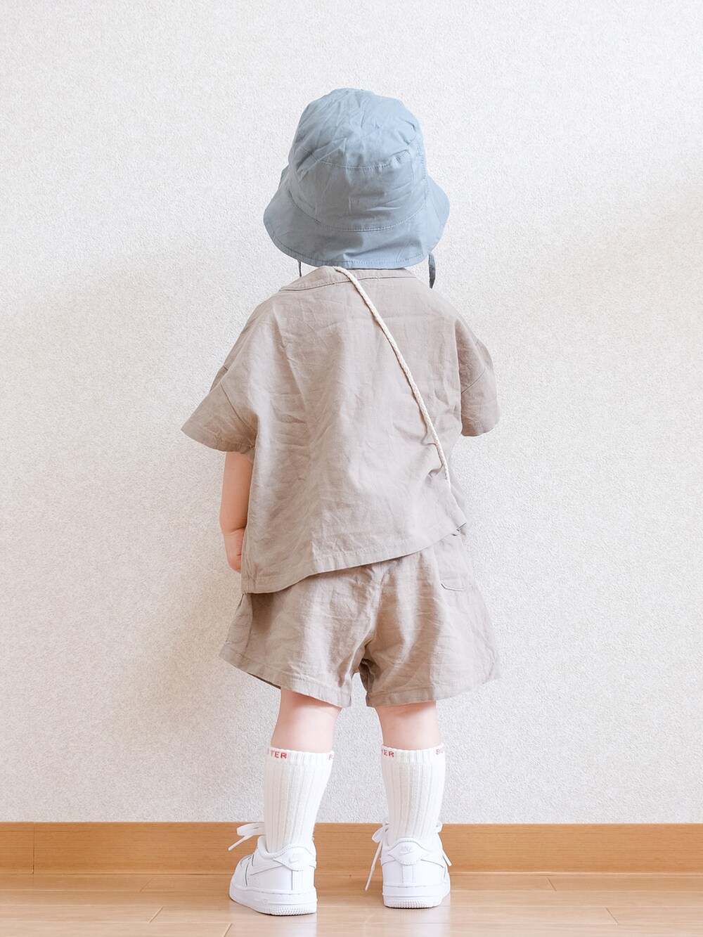 「セットアップ、韓国ファッション、韓国子供服、NIKE、白スニーカー、バケットハット、春夏コーデ、夏コーデ、ハーフパンツ、ベージュ、半袖シャツ」｜「H&Mのアイテム（ハット、ブルー系）」を使った、ITSUKIさん（キッズ・80cm）の春コーディネートの5枚目の写真