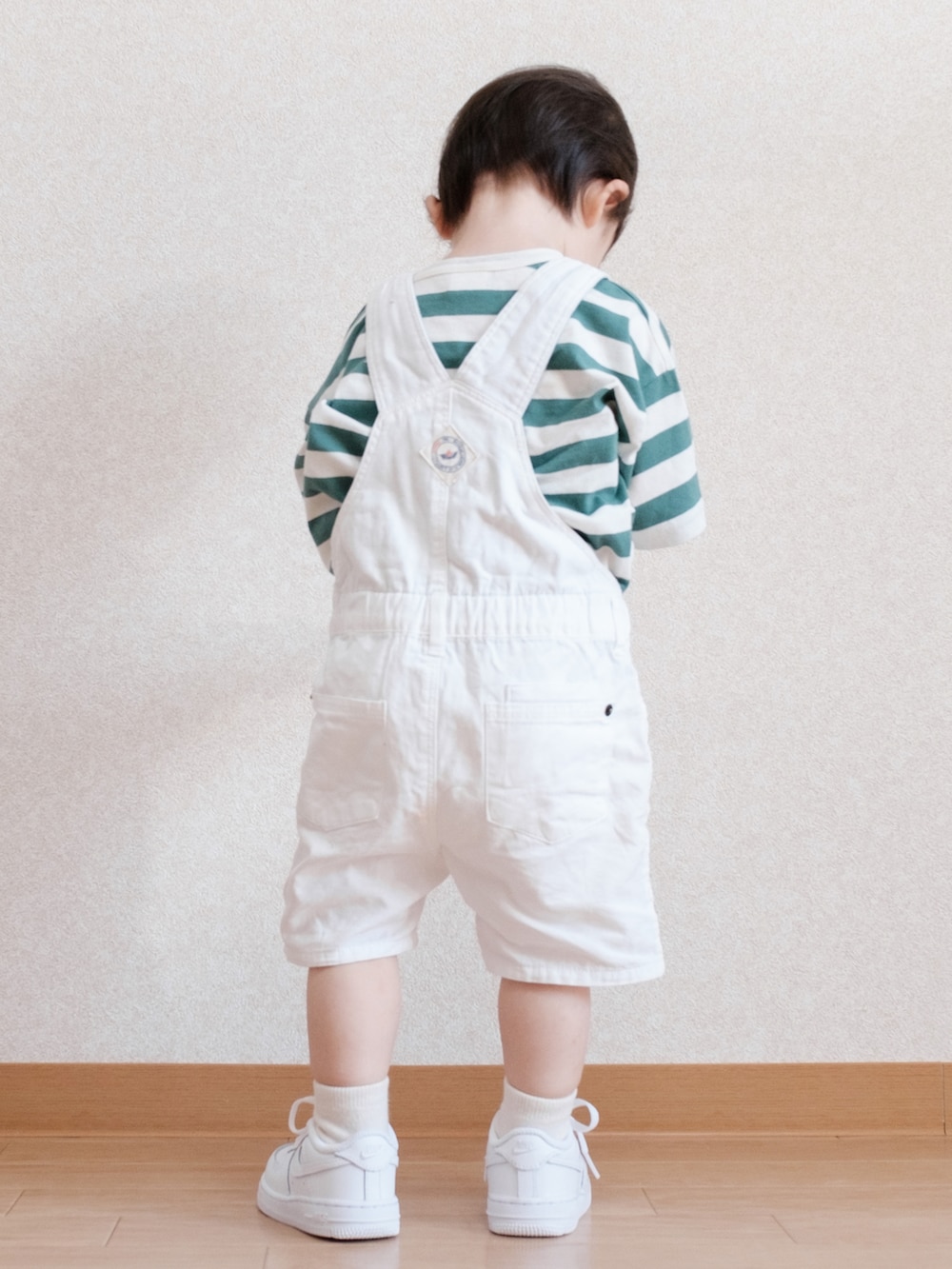 「オーバーオール、ホワイトコーデ、ホワイト、白スニーカー、NIKE、春夏コーデ、男の子、1歳、キッズ、キッズコーデ、キッズファッション」｜「ZARA KIDSのアイテム（サロペット/オーバーオール、ホワイト系）」を使った、ITSUKIさん（キッズ・80cm）の春コーディネートの3枚目の写真