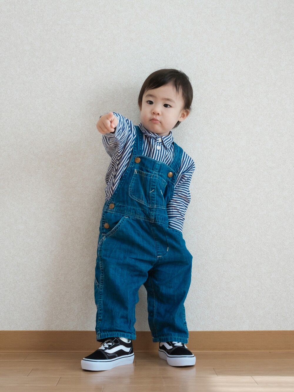 ブルー系のシャツ/ブラウス、ブルー系のサロペット/オーバーオール、ブラック系のスニーカーを着用したキッズの春コーディネートの4枚目の写真