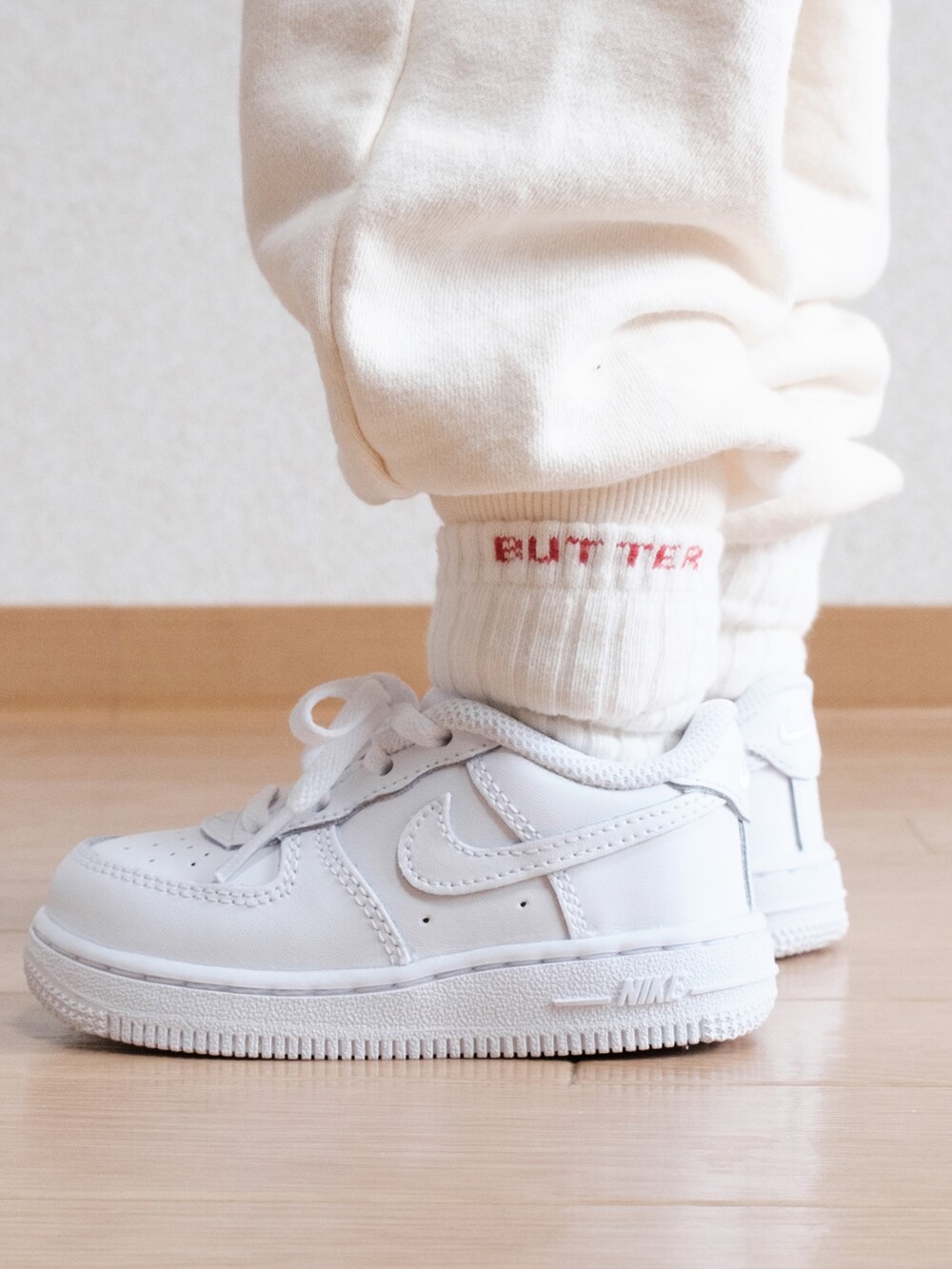 「パーカー、スウェット、ソックスイン、白スニーカー、NIKE、韓国子供服、1歳半、男の子コーデ」｜「NIKEのナイキ フォース 1 LE キッズシューズ / Nike Force 1 LE Baby/Toddler Shoe（スニーカー、ホワイト系）」を使った、ITSUKIさん（キッズ・80cm）の春コーディネートの4枚目の写真