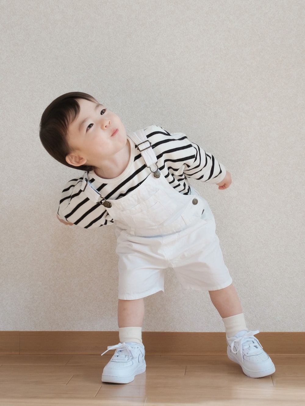「春服デビュー宣言、むすこーで、キッズコーデ、白スニーカー、オーバーオール、ボーダー、ボーダーTシャツ、ホワイトコーデ、ナイキ、NIKE、エアフォースワン、ZARA、ZARA KIDS、1歳、1歳5ヶ月」｜「ZARA KIDSのアイテム（サロペット/オーバーオール、ホワイト系）」を使った、ITSUKIさん（キッズ・80cm）の春コーディネートの4枚目の写真