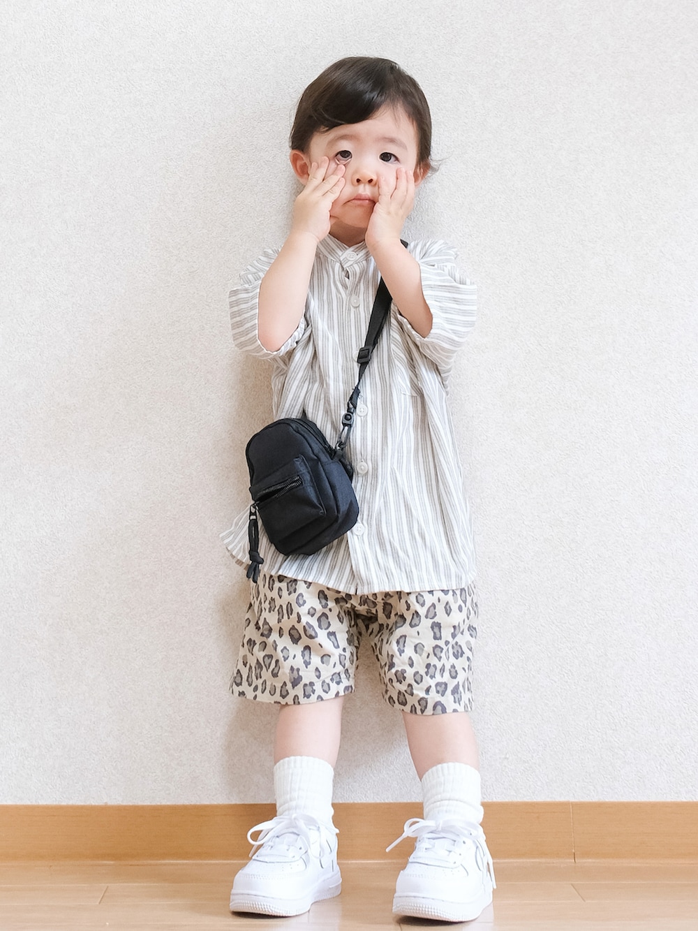 「男の子、シャツスタイル、シャツ、ストライプ、短パン、レオパード、BREEZE、バースデイ、ミニバッグ、キッズコーデ、キッズファッション、1歳、オープンカラーシャツ、ショルダーバッグ、夏コーデ」｜「SHEINのアイテム（ショルダーバッグ、ブラック系）」を使った、ITSUKIさん（キッズ・80cm）の夏コーディネートの3枚目の写真