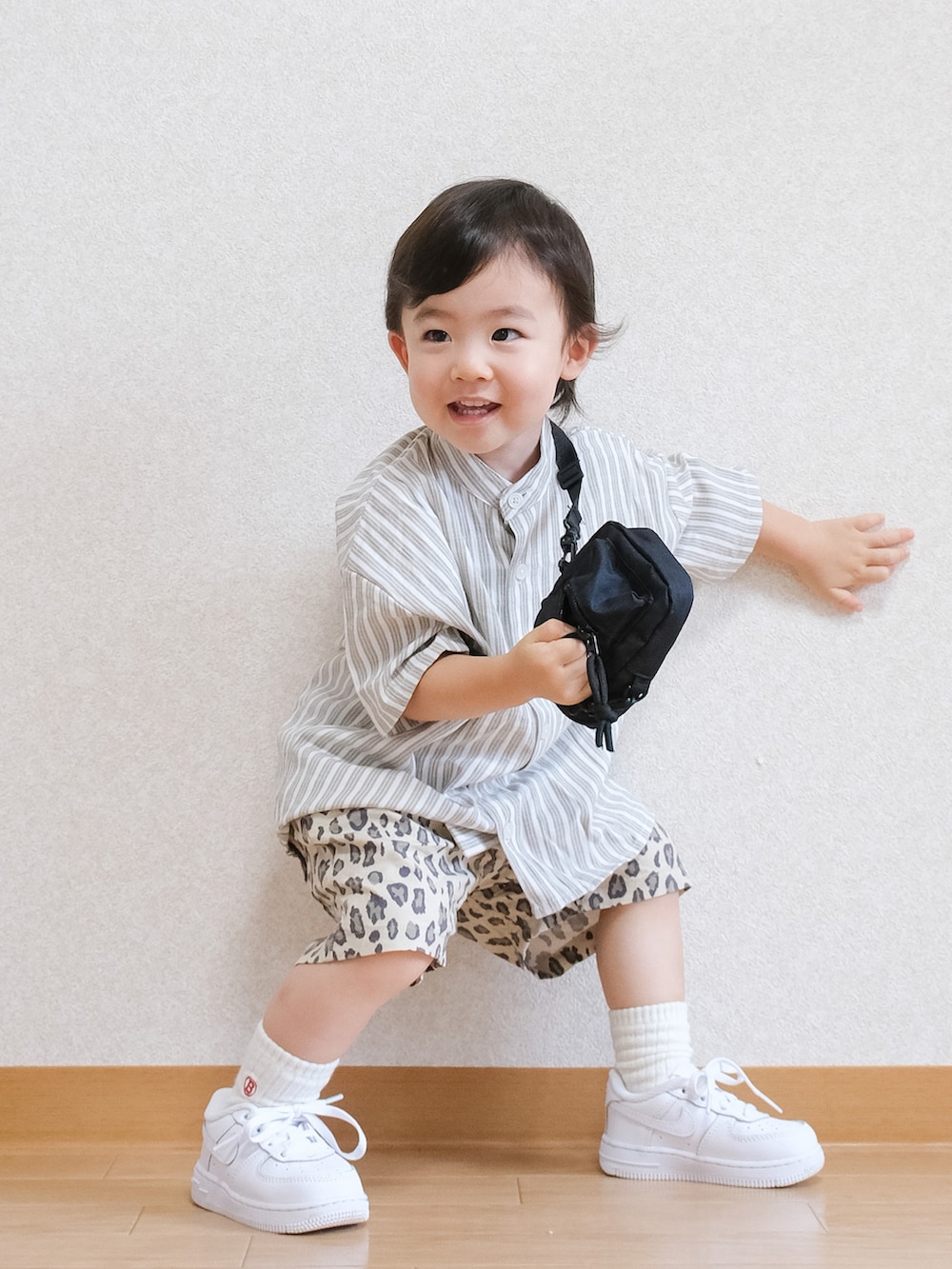 「男の子、シャツスタイル、シャツ、ストライプ、短パン、レオパード、BREEZE、バースデイ、ミニバッグ、キッズコーデ、キッズファッション、1歳、オープンカラーシャツ、ショルダーバッグ、夏コーデ」｜「SHEINのアイテム（ショルダーバッグ、ブラック系）」を使った、ITSUKIさん（キッズ・80cm）の夏コーディネートの5枚目の写真