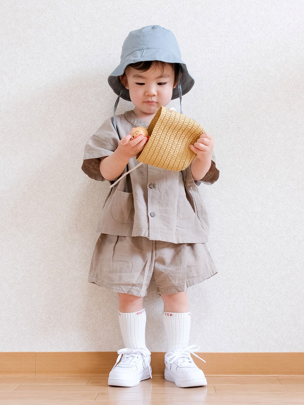 「セットアップ、韓国ファッション、韓国子供服、NIKE、白スニーカー、バケットハット、春夏コーデ、夏コーデ、ハーフパンツ、ベージュ、半袖シャツ」｜「H&Mのアイテム（ハット、ブルー系）」を使った、ITSUKIさん（キッズ・80cm）の春コーディネートの3枚目の写真