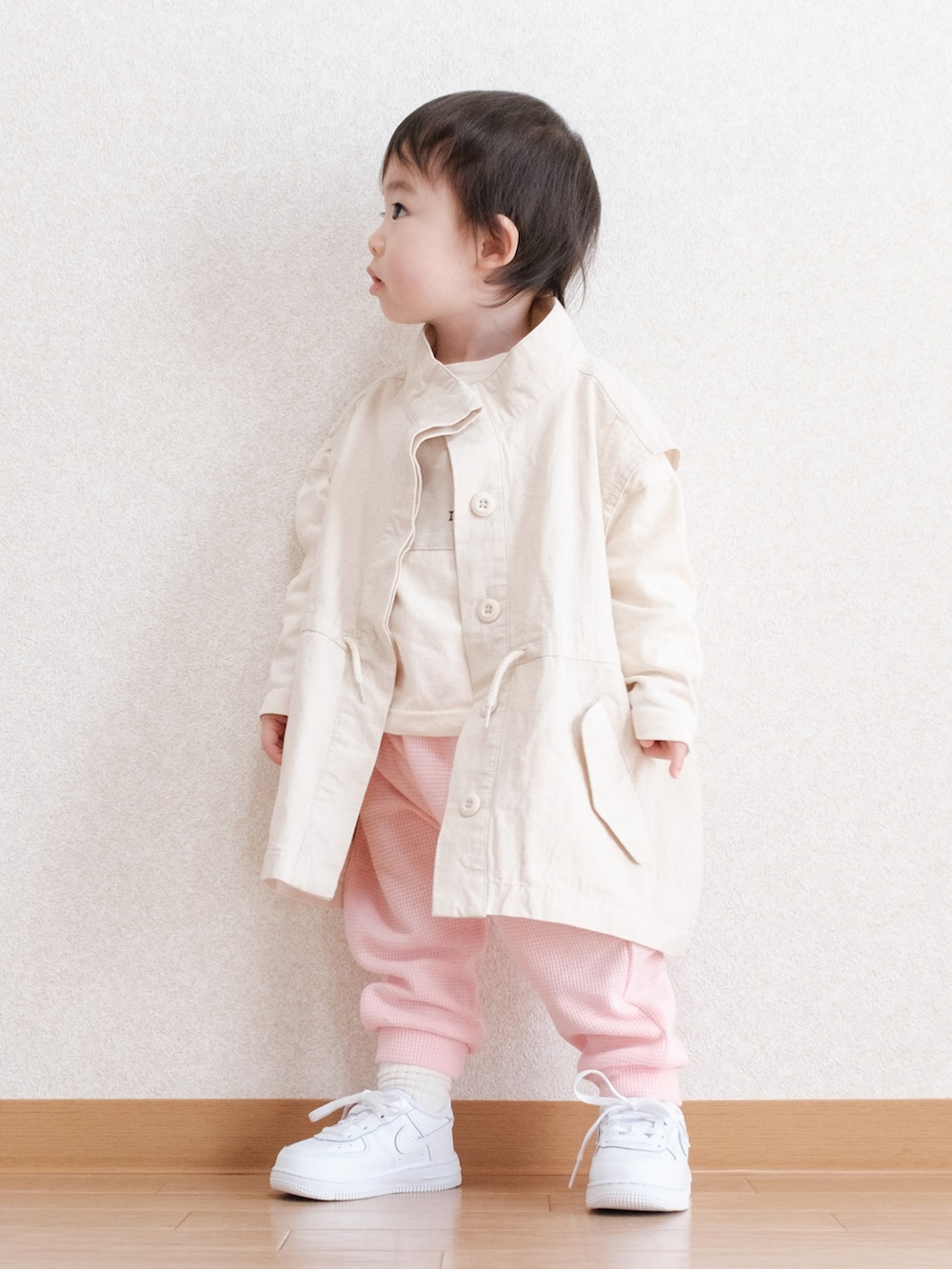 「休日コーデ、カジュアル、春夏コーデ、春コーデ、ジレ、ベスト、シンプルコーデ、ピンク、スウェット、NIKE、1歳、男の子、男の子コーデ」｜「CIAOPANIC TYPYの【KIDS】リップストップスタンドベスト（ベスト、ホワイト系）」を使った、ITSUKIさん（キッズ・80cm）の春コーディネートの2枚目の写真