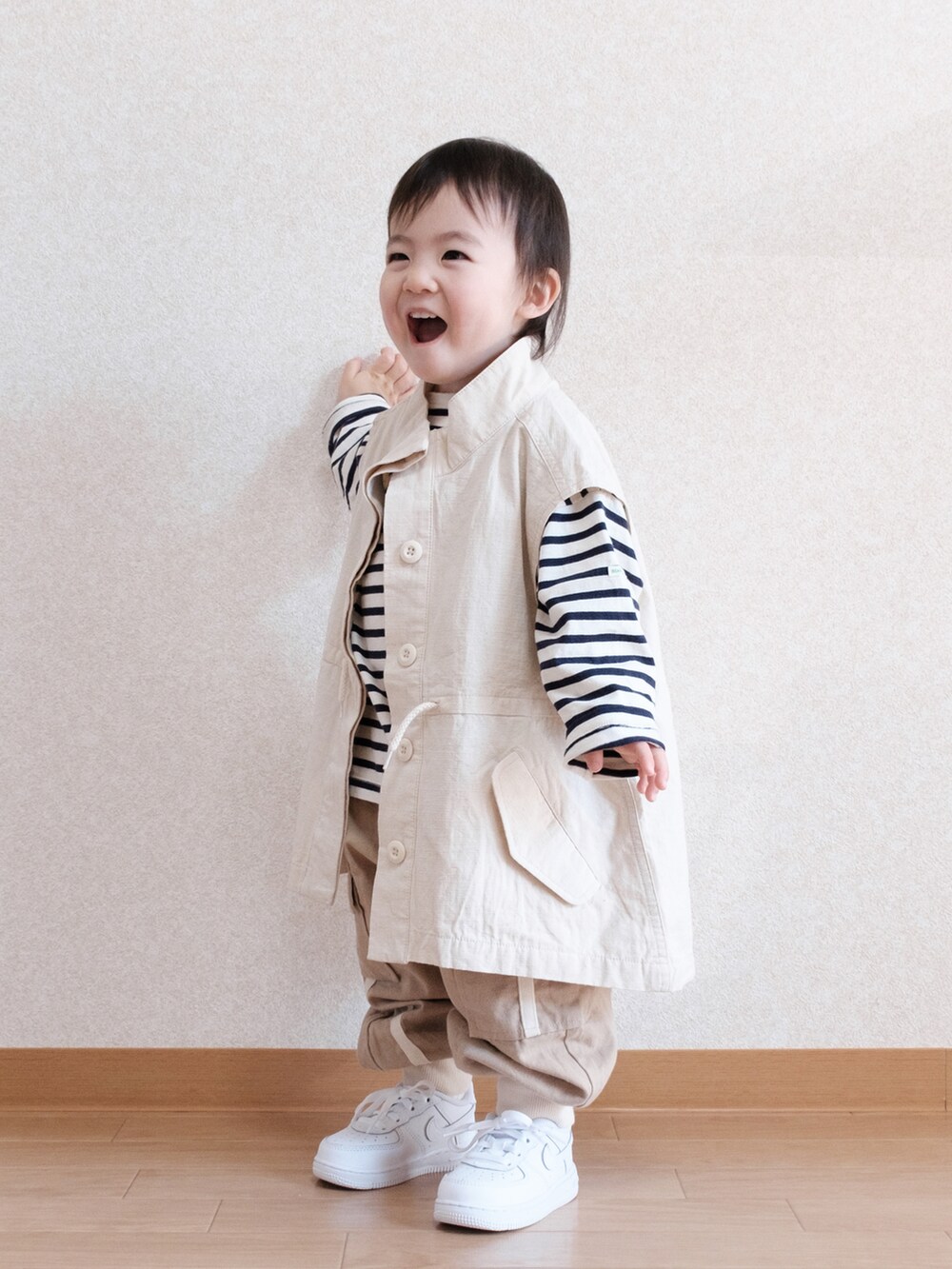 「休日スタイル、キッズファッション、ベスト、ボーダートップス、カーゴパンツ、スニーカー、チャオパニックティピー(CIAOPANIC TYPY)、こどもビームス、BEAMS、ナイキ、男の子コーデ、1歳6ヶ月」｜「CIAOPANIC TYPYの【KIDS】リップストップスタンドベスト（ベスト、ホワイト系）」を使った、ITSUKIさん（キッズ・80cm）の春コーディネートの2枚目の写真
