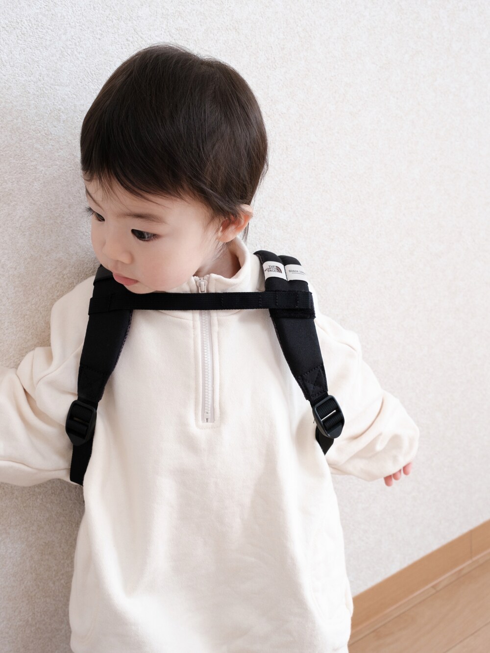 ブラック系のスニーカー、ホワイト系のスウェット、ブラック系のその他パンツを着用したキッズの春コーディネートの4枚目の写真