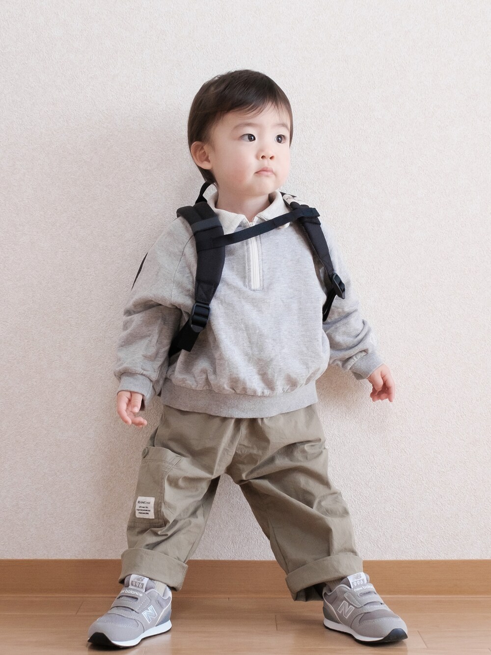 「休日スタイル、キッズファッション、カジュアルコーデ、ハーフジップ、バックパック、リュック、THE NORTH FACE、BEAMS、New Balance、ニューバランス996」｜「BEAMS miniのBEAMS mini / ポケット キャンプ サロペット（90～150㎝）（サロペット/オーバーオール、グリーン系）」を使った、ITSUKIさん（キッズ・80cm）の春コーディネートの3枚目の写真