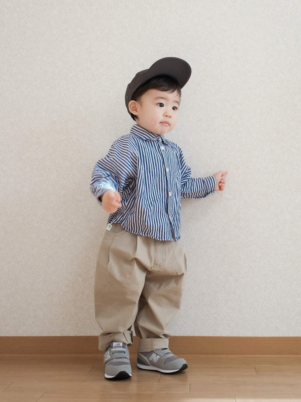 ブルー系のシャツ/ブラウス、ベージュ系のチノパンツ、グレー系のスニーカーを着用したキッズの春コーディネートの2枚目の写真