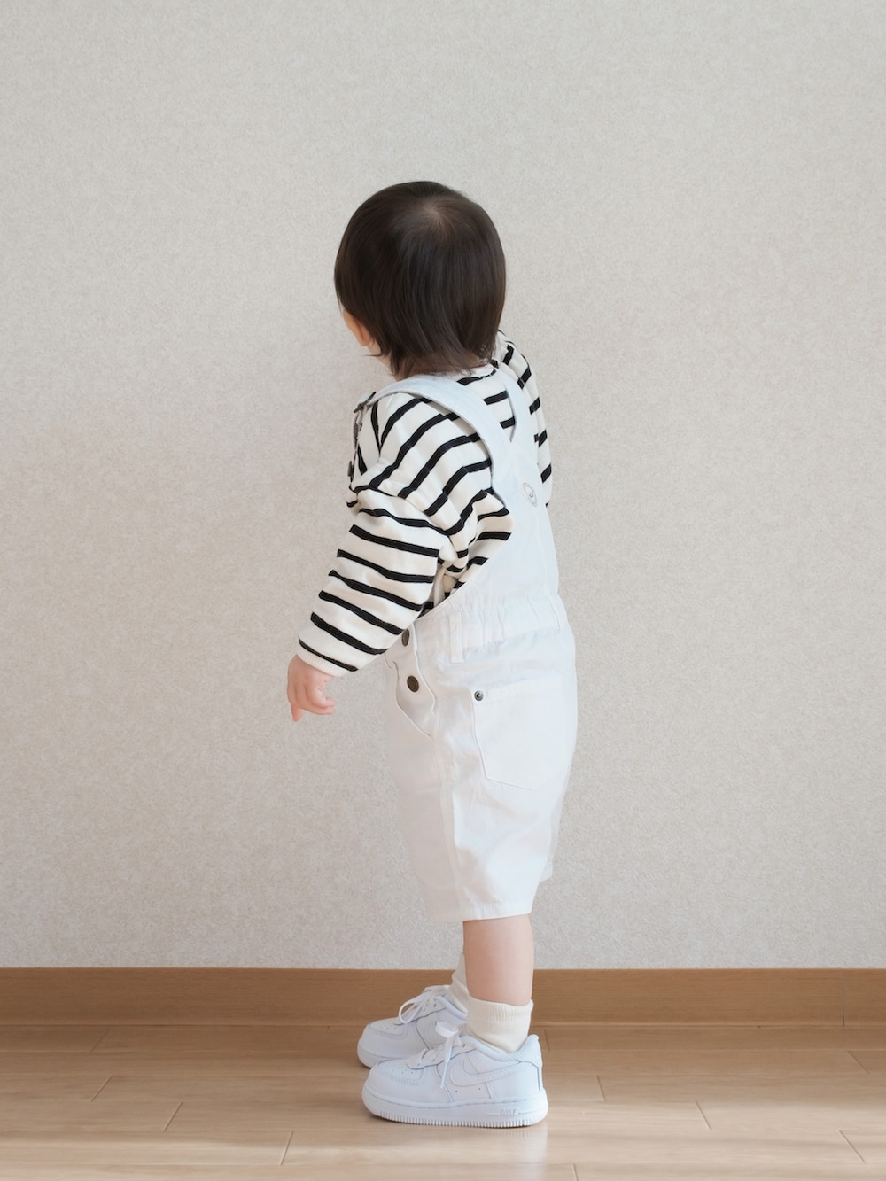 「春服デビュー宣言、むすこーで、キッズコーデ、白スニーカー、オーバーオール、ボーダー、ボーダーTシャツ、ホワイトコーデ、ナイキ、NIKE、エアフォースワン、ZARA、ZARA KIDS、1歳、1歳5ヶ月」｜「ZARA KIDSのアイテム（サロペット/オーバーオール、ホワイト系）」を使った、ITSUKIさん（キッズ・80cm）の春コーディネートの2枚目の写真