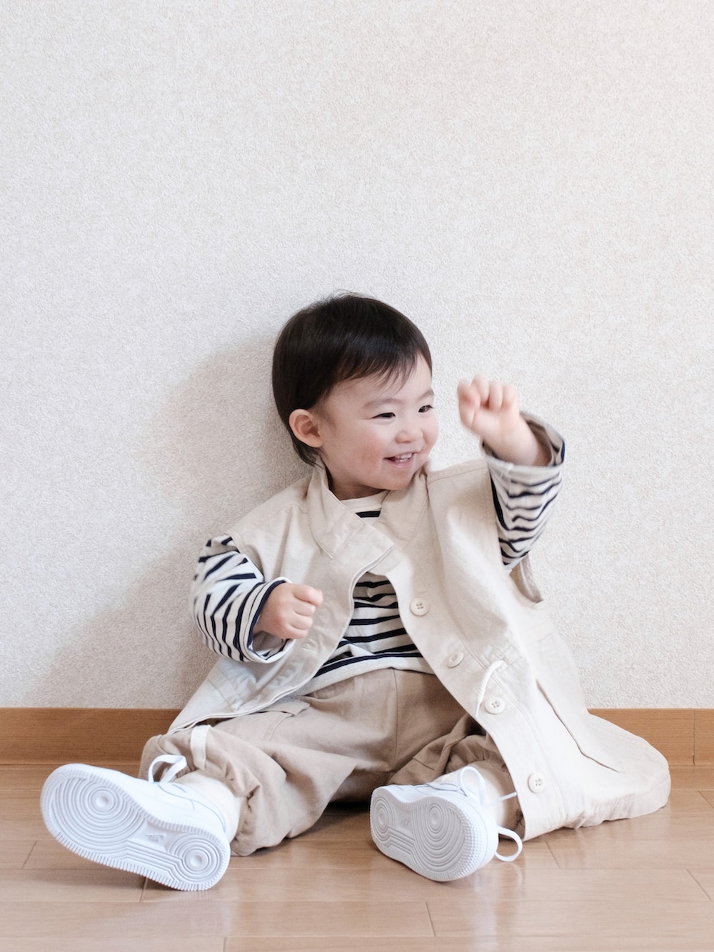 「休日スタイル、キッズファッション、ベスト、ボーダートップス、カーゴパンツ、スニーカー、チャオパニックティピー(CIAOPANIC TYPY)、こどもビームス、BEAMS、ナイキ、男の子コーデ、1歳6ヶ月」｜「CIAOPANIC TYPYの【KIDS】リップストップスタンドベスト（ベスト、ホワイト系）」を使った、ITSUKIさん（キッズ・80cm）の春コーディネートの4枚目の写真