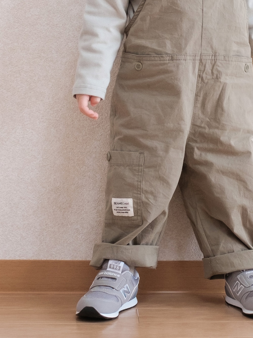 グリーン系のサロペット/オーバーオール、グレー系のスニーカーを着用したキッズの春コーディネートの4枚目の写真