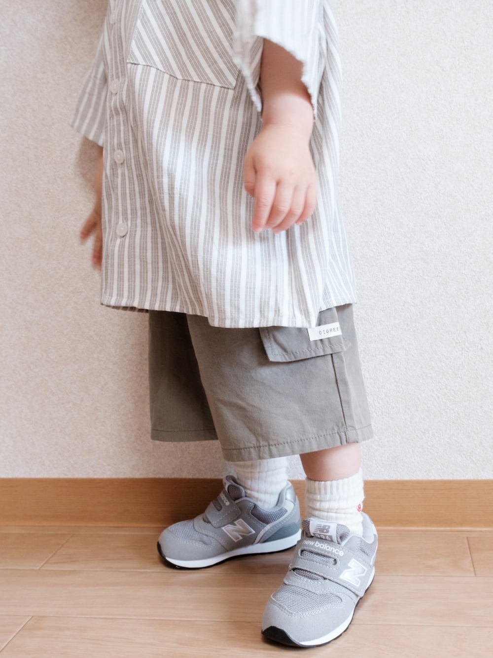 「お出かけコーデ日記、キッズファッション、カジュアル、初夏コーデ、男の子コーデ、ストライプシャツ、ストライプ、ハーフパンツ、ストリート、ストリートコーデ、ストリートMIX、1歳、1歳7ヶ月、半袖シャツ」｜「digreenのアイテム（カーゴパンツ、グリーン系）」を使った、ITSUKIさん（キッズ・80cm）の春コーディネートの3枚目の写真