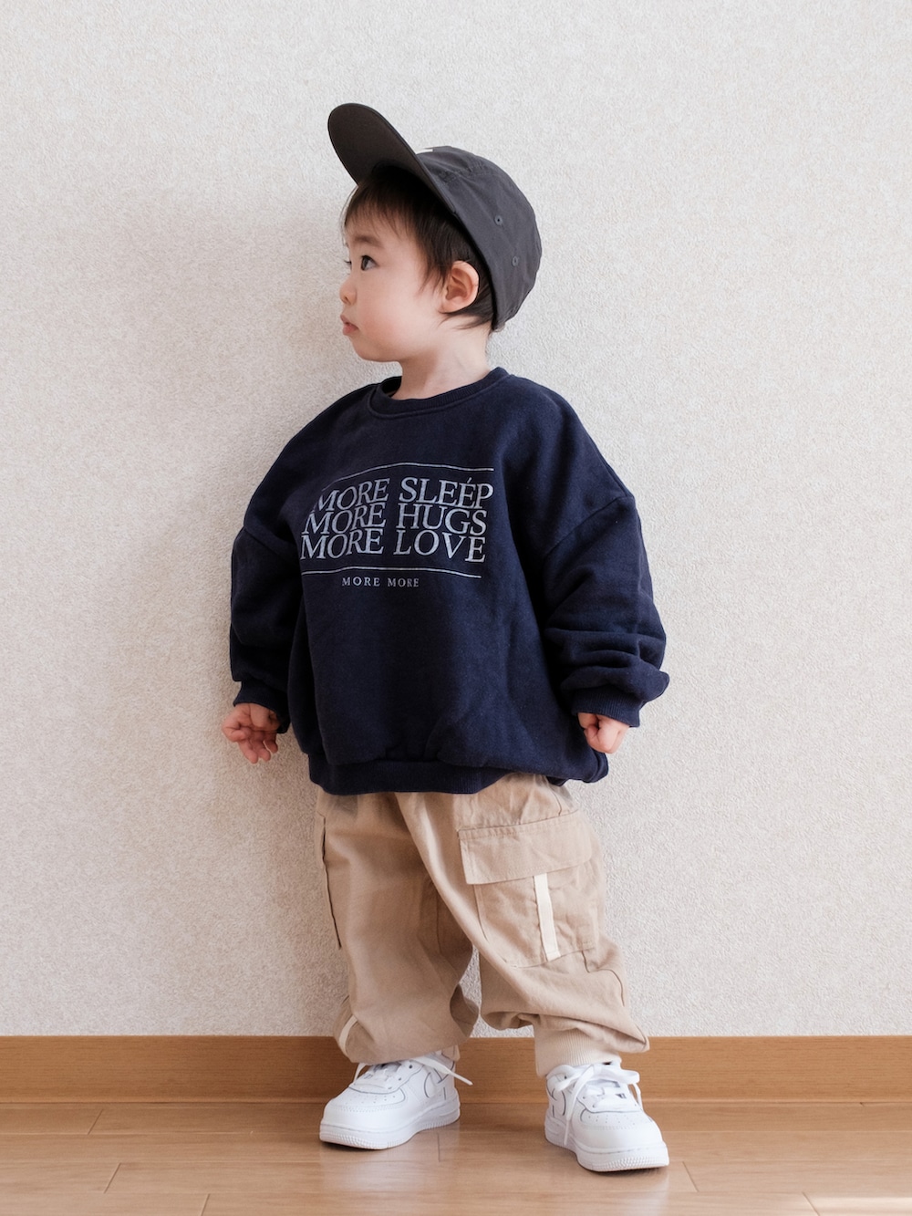 「キッズコーデ、春コーデ、キャップ、男の子コーデ、ストリート、スウェット、ゆるコーデ、ビッグシルエット、カーゴパンツ、スニーカー、スニーカーコーデ、エアフォースワン、ナイキスニーカー、1歳6ヶ月、白スニーカー」｜「digreenのアイテム（スウェット、ブルー系）」を使った、ITSUKIさん（キッズ・80cm）の春コーディネートの2枚目の写真