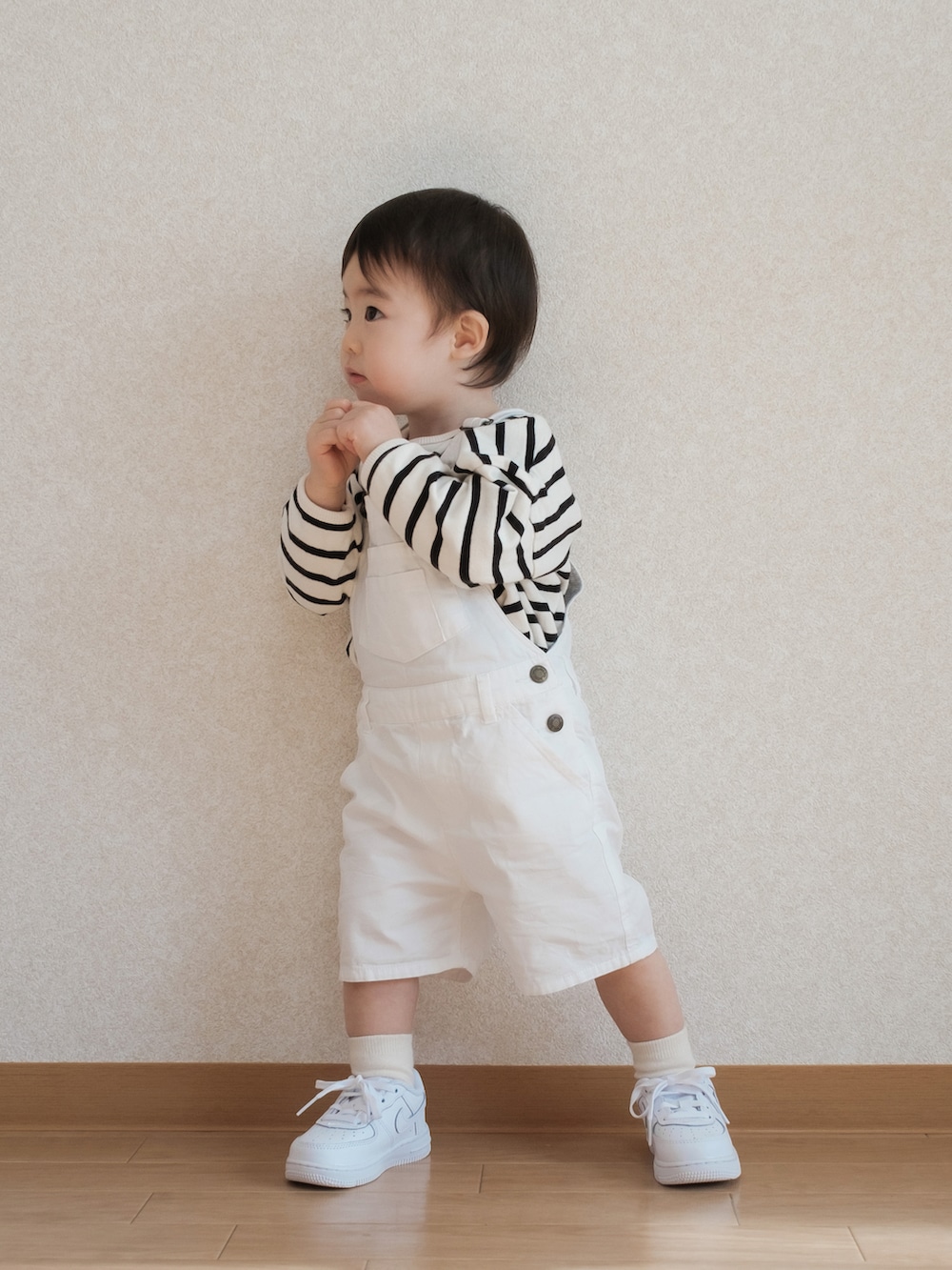 「春服デビュー宣言、むすこーで、キッズコーデ、白スニーカー、オーバーオール、ボーダー、ボーダーTシャツ、ホワイトコーデ、ナイキ、NIKE、エアフォースワン、ZARA、ZARA KIDS、1歳、1歳5ヶ月」｜「ZARA KIDSのアイテム（サロペット/オーバーオール、ホワイト系）」を使った、ITSUKIさん（キッズ・80cm）の春コーディネートの3枚目の写真