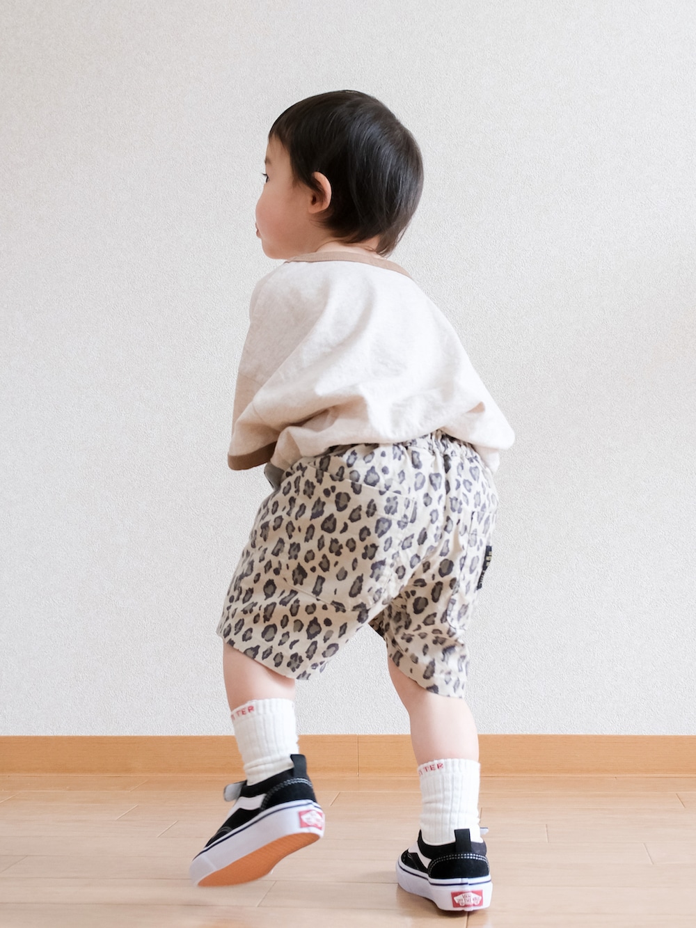 「夏コーデ、お洒落さんとつながりたい、男の子、キッズコーデ、半袖シャツ、ハーフパンツ、レオパード、BREEZE、VANS、スニーカー、お出かけコーデ日記、1歳7ヶ月」｜「BREEZEの総柄ウエストコードハーフパンツ_5分丈（その他パンツ、ベージュ系）」を使った、ITSUKIさん（キッズ・80cm）の夏コーディネートの4枚目の写真