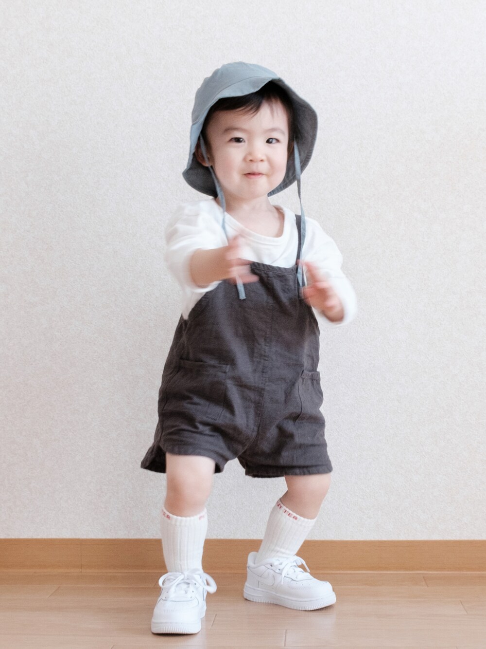 「オーバーオール、バケットハット、白Tシャツ、白スニーカー、1歳、男の子、キッズコーデ、韓国子供服、春コーデ、NIKE、春夏コーデ、短パン」｜「NIKEのナイキ フォース 1 LE キッズシューズ / Nike Force 1 LE Baby/Toddler Shoe（スニーカー、ホワイト系）」を使った、ITSUKIさん（キッズ・80cm）の春コーディネートの4枚目の写真