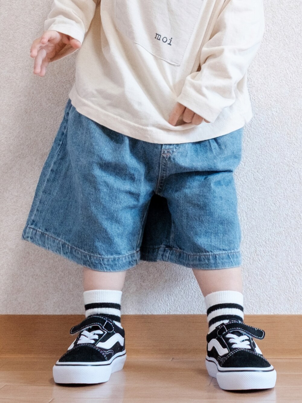 「お出かけコーデ日記、初夏コーデ、デニム、デニムパンツ、デニムコーデ、夏コーデ、ストリート、キャップ、カジュアル、キッズファッション、1歳、1歳7ヶ月、オールドスクール、スニーカー、スニーカーコーデ」｜「VANSのVANS ヴァンズ OLD SKOOL(14-18) オールドスクール　V36CS BLACK（スニーカー、ブラック系）」を使った、ITSUKIさん（キッズ・80cm）の春コーディネートの3枚目の写真