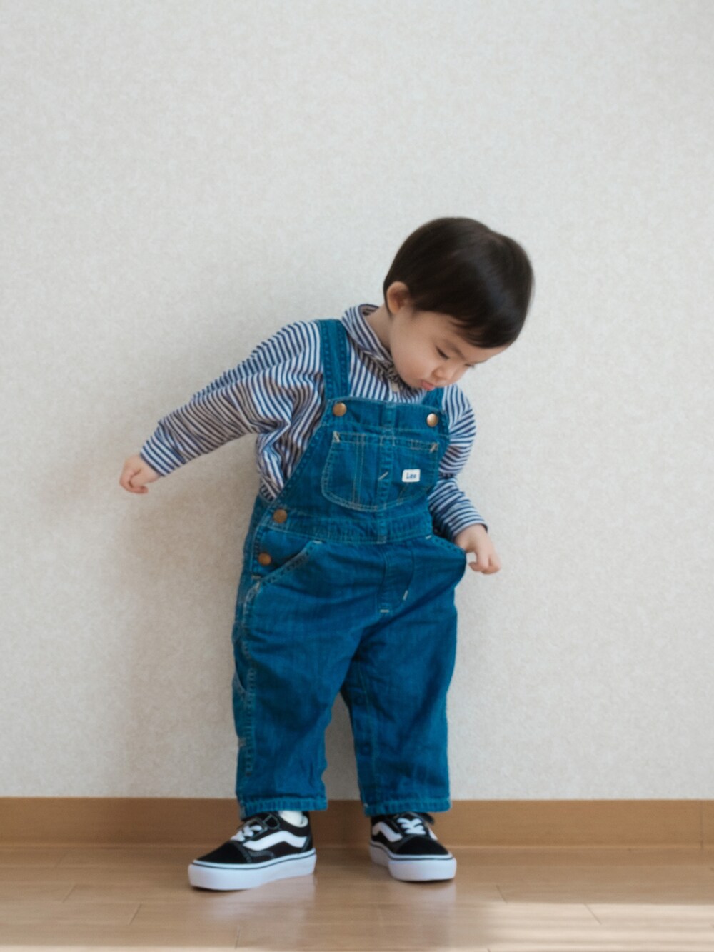 ブルー系のシャツ/ブラウス、ブルー系のサロペット/オーバーオール、ブラック系のスニーカーを着用したキッズの春コーディネートの2枚目の写真