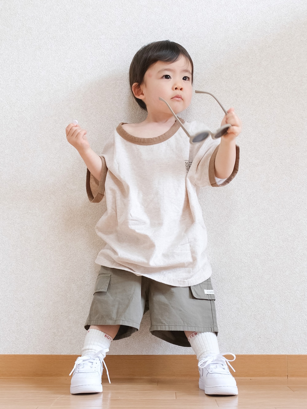 「このスタイルがお気に入り、白スニーカー、キッズコーデ、オーバーサイズ、Tシャツ、短パン、ハーフパンツ、カーゴパンツ、NIKE、夏コーデ、サングラス、1歳、男の子、男の子コーデ」｜「韓国子ども服のアイテム（Tシャツ/カットソー、その他）」を使った、ITSUKIさん（キッズ・80cm）の夏コーディネートの2枚目の写真