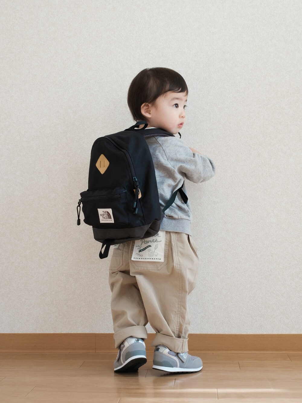 「春服コーデ、キッズコーデ、カジュアルコーデ、リュック、リュックスタイル、ノースフェイス、スウェット、ハーフジップ、グレー、チノパン、こどもビームス、BEAMS、スニーカー、スニーカーコーデ、ニューバランス」｜「THE NORTH FACEのTHE NORTH FACE/ザ・ノース・フェイス/K BERKELEY/キッズ バークレイ/KIDS/ｷｯｽﾞ/NMJ71751/K BERKELEY（バックパック/リュック、ブラック系）」を使った、ITSUKIさん（キッズ・80cm）の春コーディネートの3枚目の写真