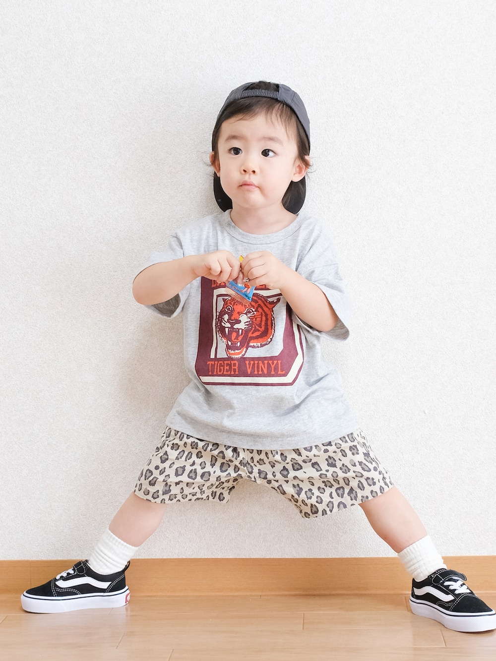「お出かけコーデ、キャップ、キャップ後ろかぶり、Tシャツ、プリントT、短パン、レオパード、スニーカー、スニーカーコーデ、VANS、マーキーズ、BREEZE、キッズコーデ、キッズファッション」｜「H&Mのアイテム（キャップ、ブラック系）」を使った、ITSUKIさん（キッズ・80cm）の夏コーディネートの3枚目の写真