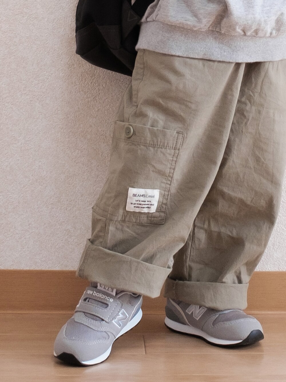 「休日スタイル、キッズファッション、カジュアルコーデ、ハーフジップ、バックパック、リュック、THE NORTH FACE、BEAMS、New Balance、ニューバランス996」｜「BEAMS miniのBEAMS mini / ポケット キャンプ サロペット（90～150㎝）（サロペット/オーバーオール、グリーン系）」を使った、ITSUKIさん（キッズ・80cm）の春コーディネートの2枚目の写真