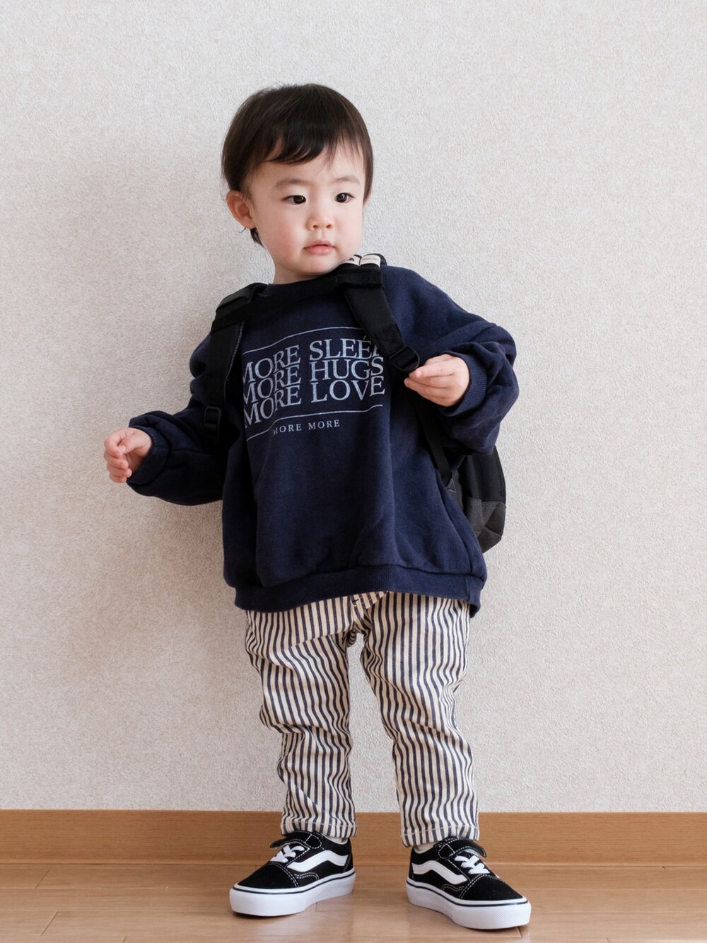 「春服みてみて、スウェット、ビッグシルエット、ゆるコーデ、韓国子供服、ストライプ、ストライプパンツ、スニーカー、スニーカーコーデ、オールドスクール、VANS、リュック、ノースフェイス、1歳、ロゴスウェット」｜「digreenのアイテム（スウェット、ブルー系）」を使った、ITSUKIさん（キッズ・80cm）の春コーディネートの2枚目の写真