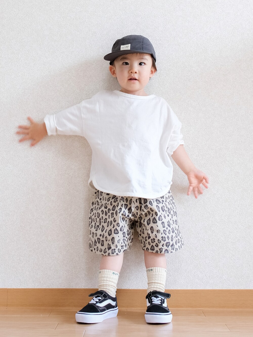 「このスタイルがお気に入り、ショートパンツ、男の子コーデ、短パン、レオパード、夏コーデ、キャップ、ロンT、スニーカー、オールドスクール、お出かけコーデ、白Tシャツ、BREEZE、VANS」｜「VANSのVANS ヴァンズ OLD SKOOL(14-18) オールドスクール　V36CS BLACK（スニーカー、ブラック系）」を使った、ITSUKIさん（キッズ・80cm）の夏コーディネートの3枚目の写真
