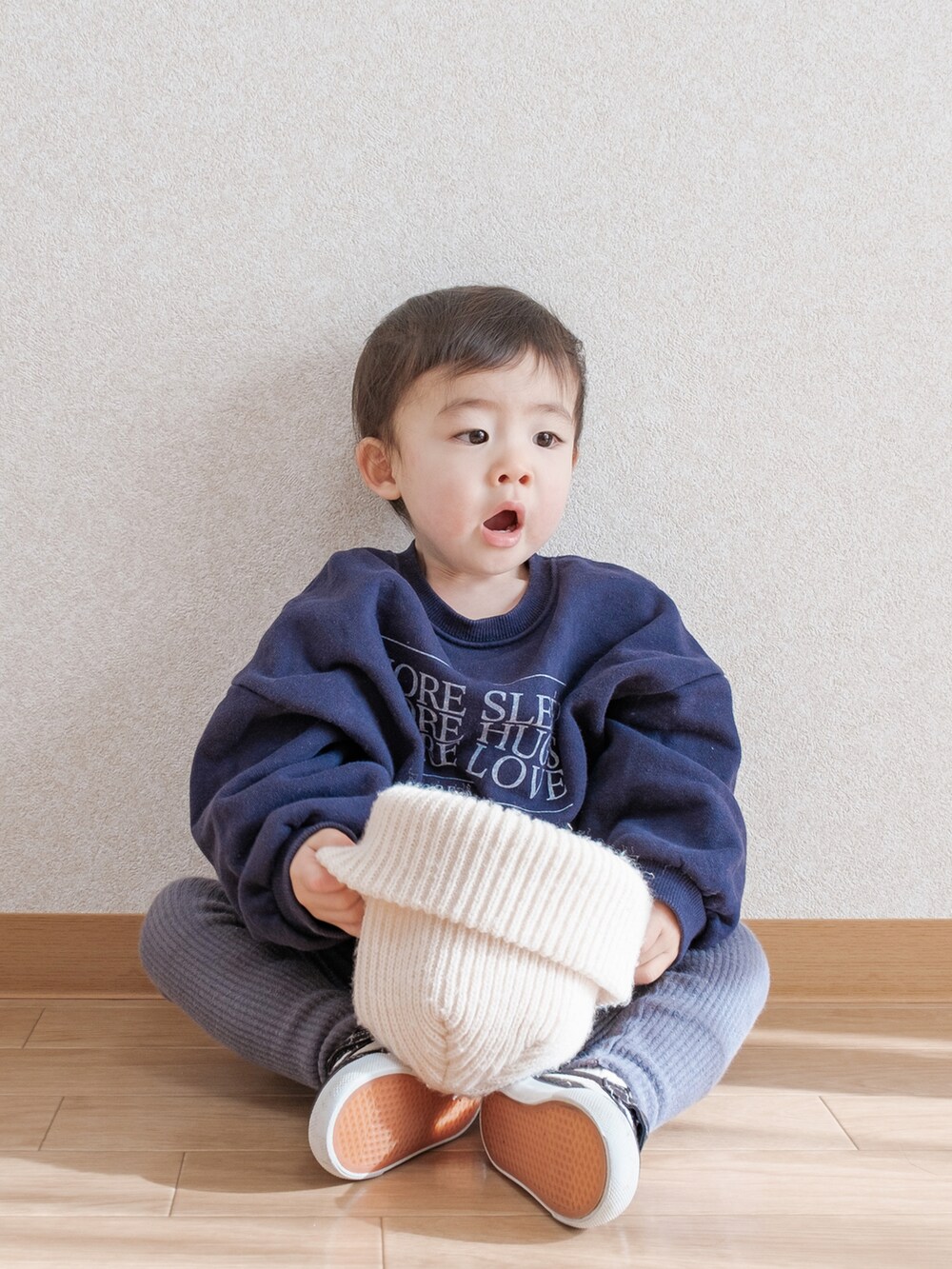 ブルー系のスウェット、ブルー系のパンツ、ブラック系のスニーカーを着用したキッズの春コーディネートの3枚目の写真