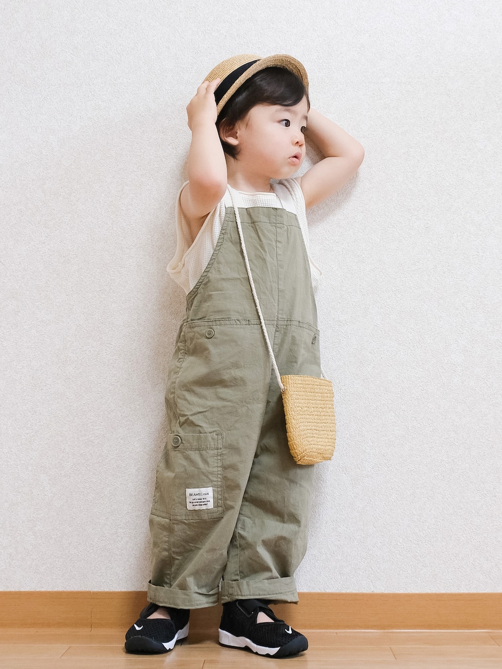 「サロペット、オーバーオール、カーキ、麦わら帽子、サンダル、エアリフト、NIKE、BEAMS、夏コーデ、夏、キッズコーデ、キッズファッション」｜「BEAMS miniのBEAMS mini / ポケット キャンプ サロペット（90～150㎝）（サロペット/オーバーオール、グリーン系）」を使った、ITSUKIさん（キッズ・80cm）の夏コーディネートの2枚目の写真
