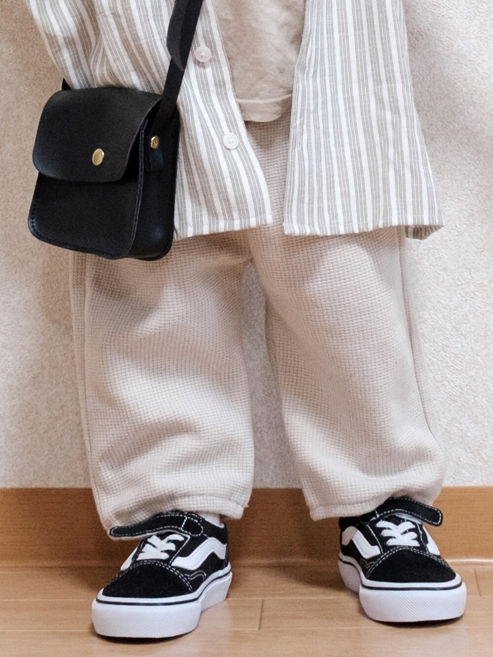 「ノーカラーシャツ、オーバーサイズ、春夏コーデ、ストライプシャツ、シャツスタイル、バースデイ、1歳、男の子コーデ、男の子、オールドスクール、プチプラ、プチプラコーデ、お出かけコーデ日記、ビッグシルエット」｜「VANSのVANS ヴァンズ OLD SKOOL(14-18) オールドスクール　V36CS BLACK（スニーカー、ブラック系）」を使った、ITSUKIさん（キッズ・80cm）の春コーディネートの3枚目の写真