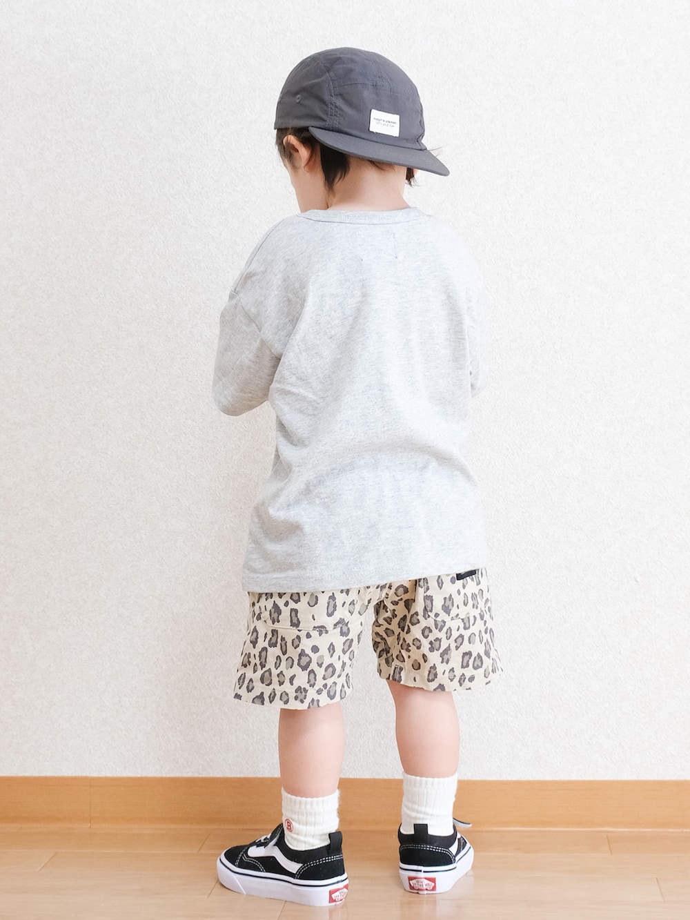 「お出かけコーデ、キャップ、キャップ後ろかぶり、Tシャツ、プリントT、短パン、レオパード、スニーカー、スニーカーコーデ、VANS、マーキーズ、BREEZE、キッズコーデ、キッズファッション」｜「H&Mのアイテム（キャップ、ブラック系）」を使った、ITSUKIさん（キッズ・80cm）の夏コーディネートの4枚目の写真