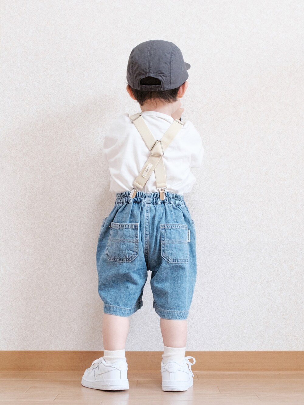 「カジュアルコーデ、サスペンダー、ハーフパンツ、デニム、デニムパンツ、キャップ、春夏コーデ、韓国子供服、白スニーカー、スニーカーコーデ、スニーカー、NIKE、1歳、男の子コーデ、男の子」｜「H&Mのアイテム（キャップ、ブラック系）」を使った、ITSUKIさん（キッズ・80cm）の春コーディネートの4枚目の写真
