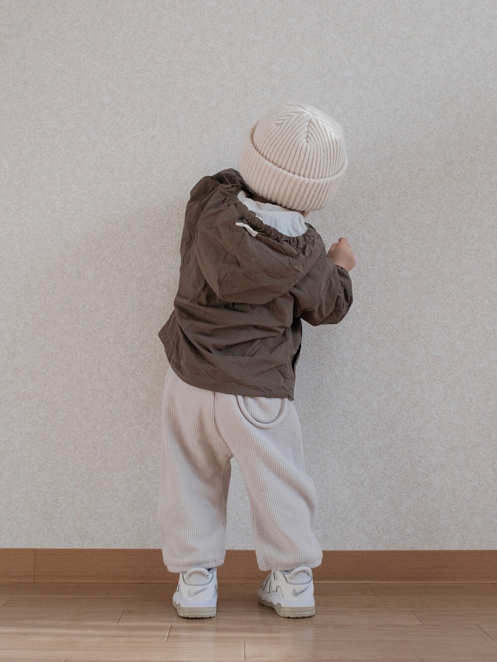 「春服デビュー宣言、キッズファッション、春コーデ、韓国ファッション、韓国子供服、韓国ストリート、ベビーコーデ、ベビーファッション、1歳5ヶ月、息子コーデ、男の子コーデ、男の子ファッション、男の子ベビー、ナイキスニーカー、ストリートファッション」｜「mini robeのアイテム（パーカー、ブラウン系）」を使った、ITSUKIさん（キッズ・80cm）の春コーディネートの3枚目の写真