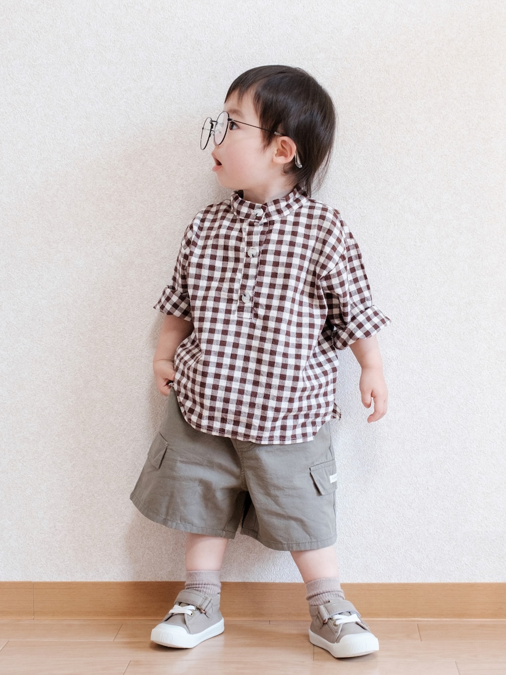 「お出かけコーデ日記、めがね、丸メガネ、チェック、チェックシャツ、ハーフパンツ、カーゴパンツ、ワイドパンツ、初夏コーデ、カジュアルコーデ、カジュアル、ストリート、1歳、1歳7ヶ月、男の子コーデ」｜「BAKERのアイテム（シャツ/ブラウス、ブラウン系）」を使った、ITSUKIさん（キッズ・80cm）の春コーディネートの2枚目の写真