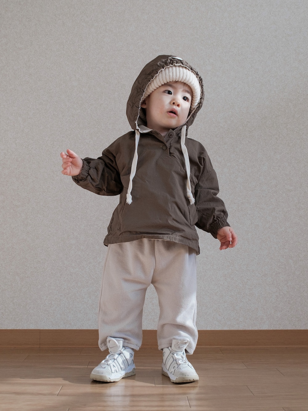「春服デビュー宣言、キッズファッション、春コーデ、韓国ファッション、韓国子供服、韓国ストリート、ベビーコーデ、ベビーファッション、1歳5ヶ月、息子コーデ、男の子コーデ、男の子ファッション、男の子ベビー、ナイキスニーカー、ストリートファッション」｜「mini robeのアイテム（パーカー、ブラウン系）」を使った、ITSUKIさん（キッズ・80cm）の春コーディネートの4枚目の写真